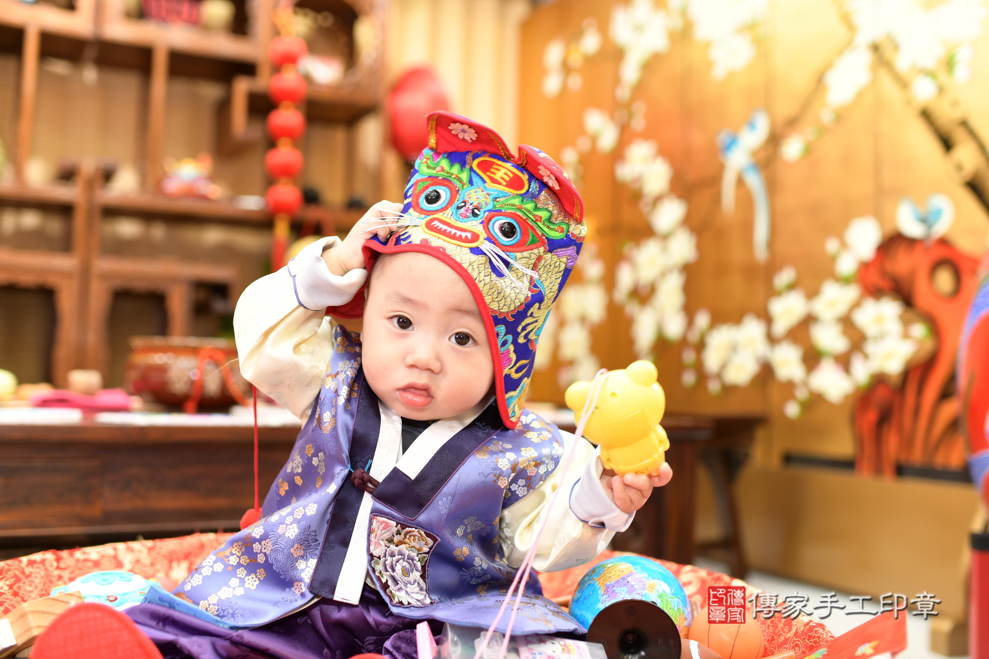 傳家手工印章台南店、抓周、度脺、中國風會場、傳家嬰兒古禮、吉祥話、抓周道具物品24種、拍照。抓周證書。寶寶抓周、滿周歲、生日快樂、祝福