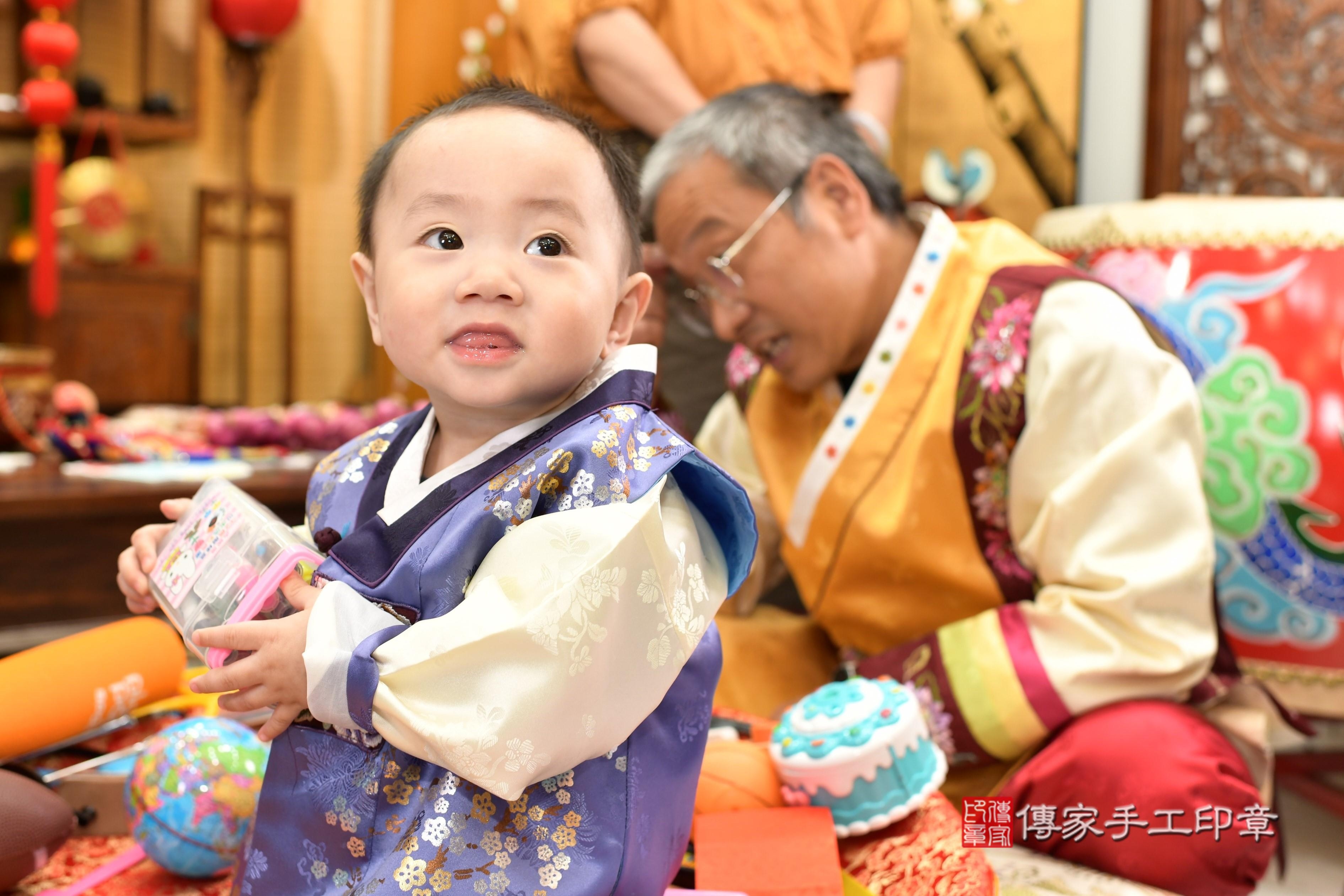 傳家手工印章台南店、抓周、度脺、中國風會場、傳家嬰兒古禮、吉祥話、抓周道具物品24種、拍照。抓周證書。寶寶抓周、滿周歲、生日快樂、祝福