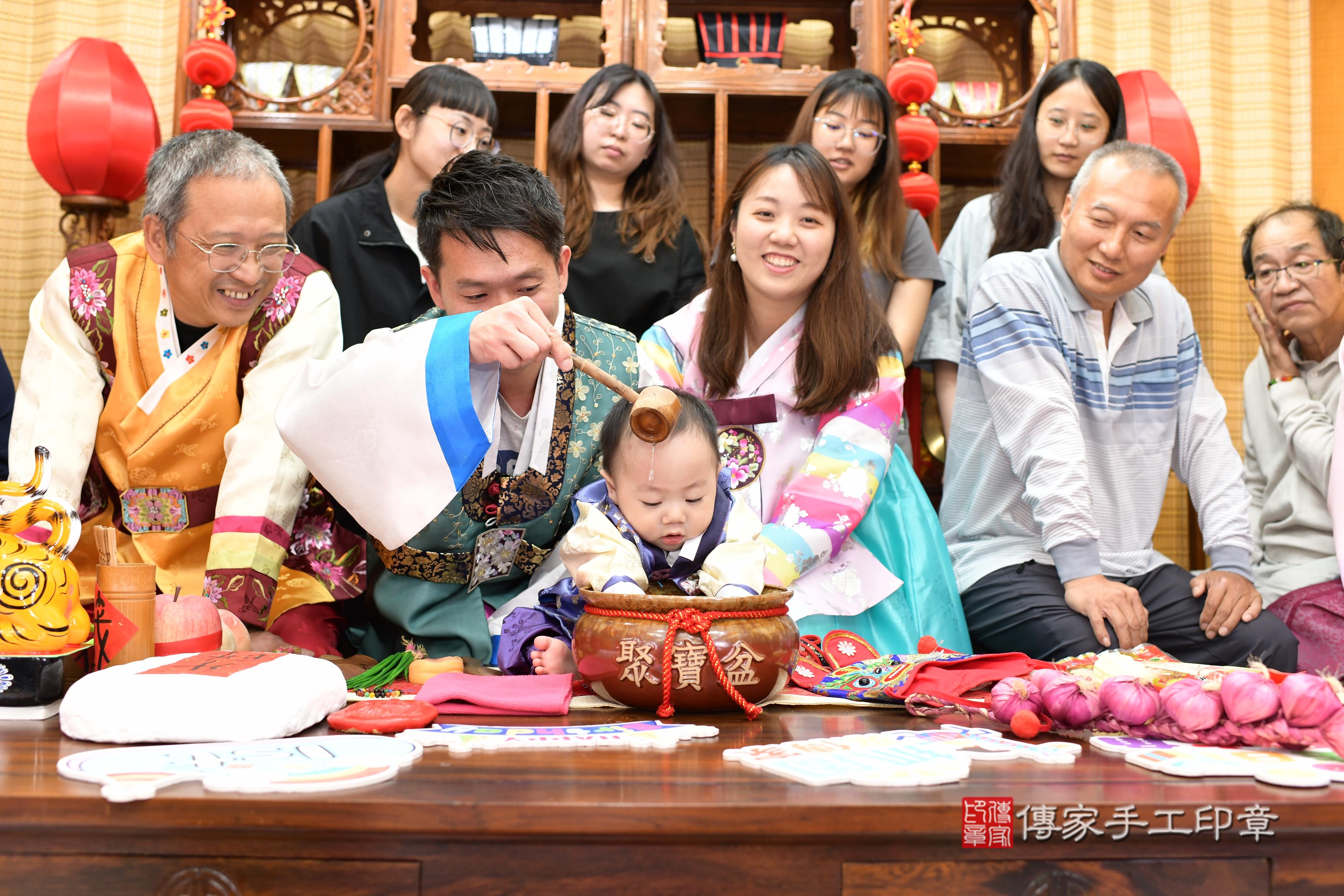 傳家手工印章台南店、抓周、度脺、中國風會場、傳家嬰兒古禮、吉祥話、抓周道具物品24種、拍照。抓周證書。寶寶抓周、滿周歲、生日快樂、祝福