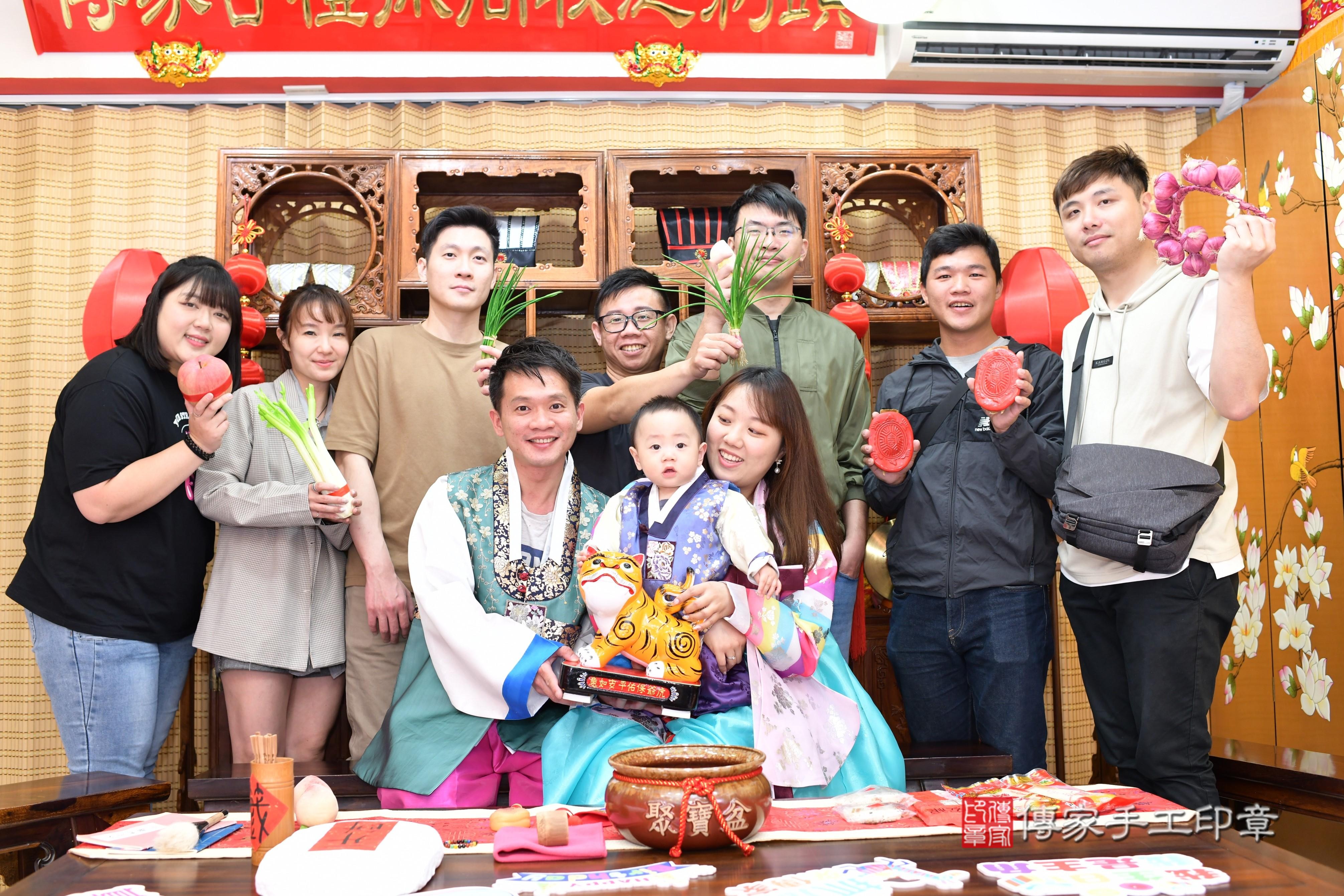 傳家手工印章台南店、抓周、度脺、中國風會場、傳家嬰兒古禮、吉祥話、抓周道具物品24種、拍照。抓周證書。寶寶抓周、滿周歲、生日快樂、祝福