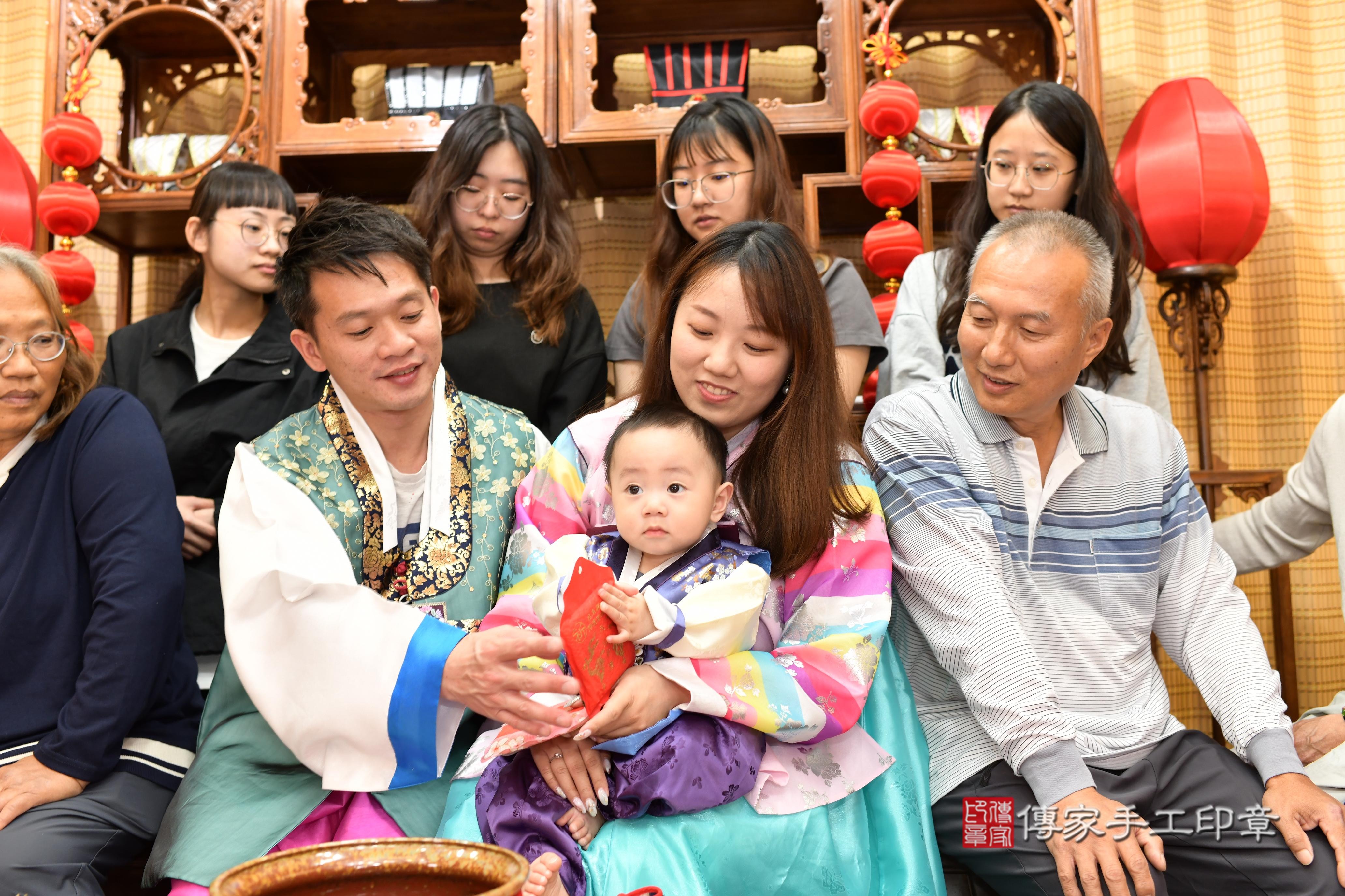 傳家手工印章台南店、抓周、度脺、中國風會場、傳家嬰兒古禮、吉祥話、抓周道具物品24種、拍照。抓周證書。寶寶抓周、滿周歲、生日快樂、祝福