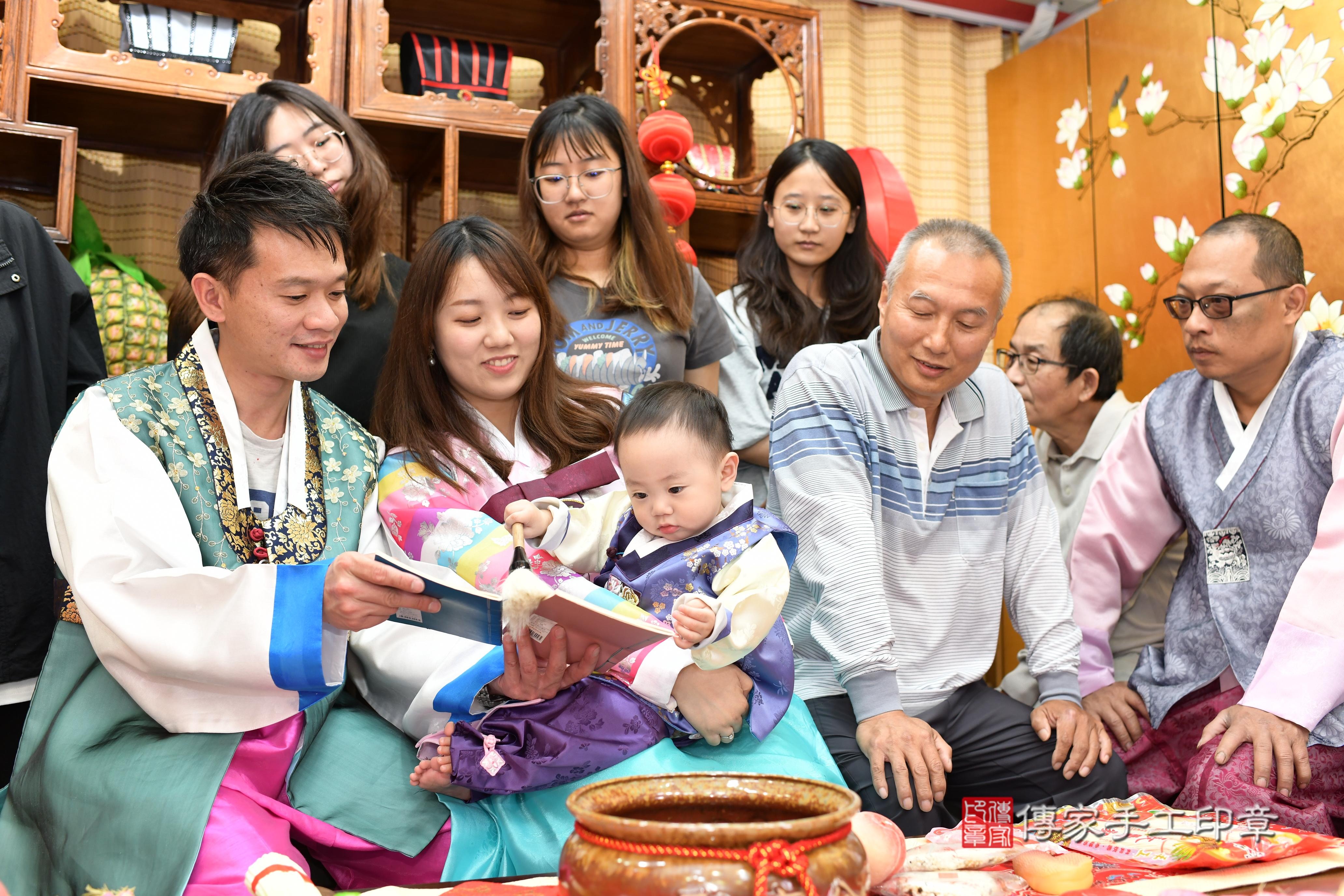 傳家手工印章台南店、抓周、度脺、中國風會場、傳家嬰兒古禮、吉祥話、抓周道具物品24種、拍照。抓周證書。寶寶抓周、滿周歲、生日快樂、祝福