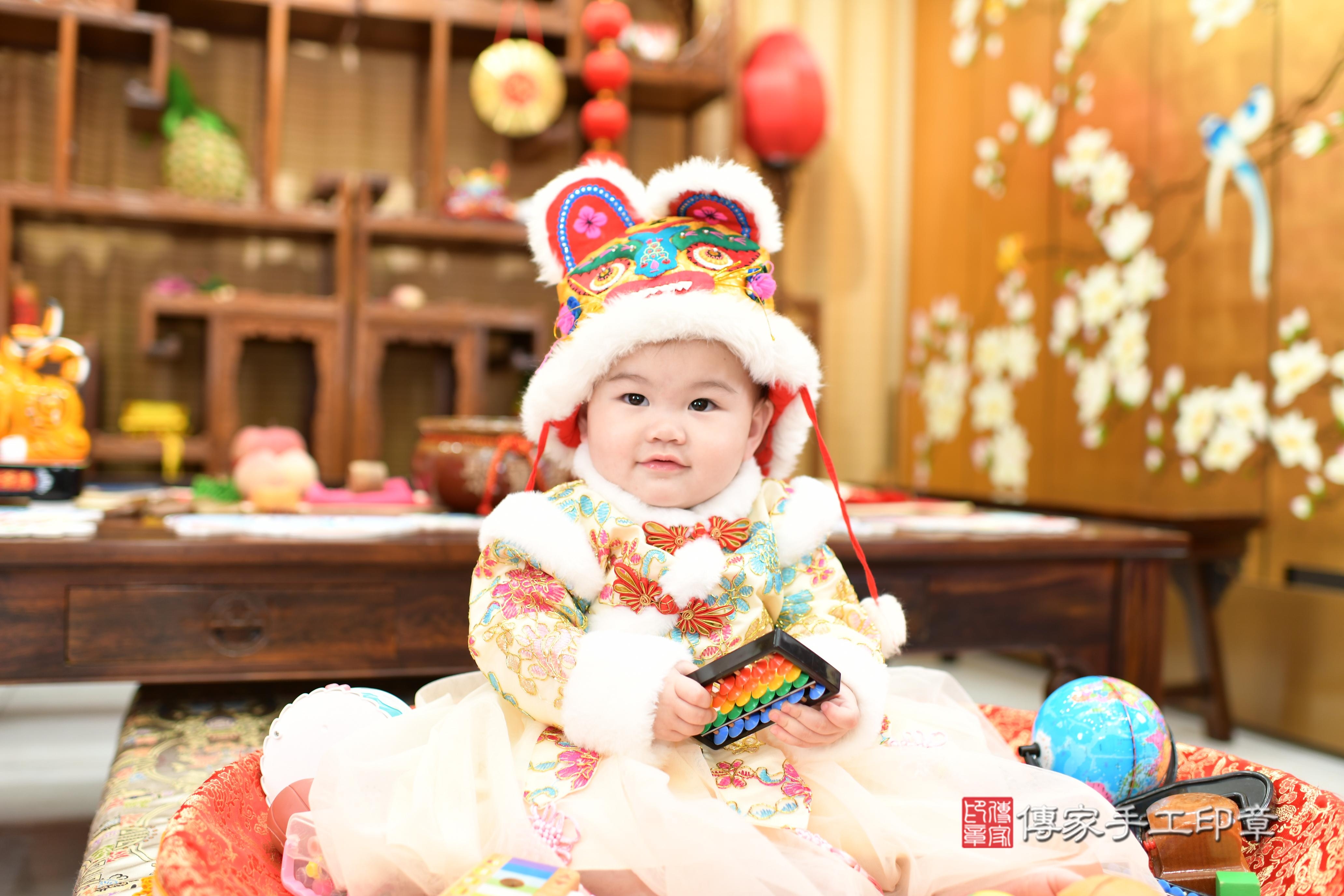 傳家手工印章台南店、抓周、度脺、中國風會場、傳家嬰兒古禮、吉祥話、抓周道具物品24種、拍照。抓周證書。寶寶抓周、滿周歲、生日快樂、祝福