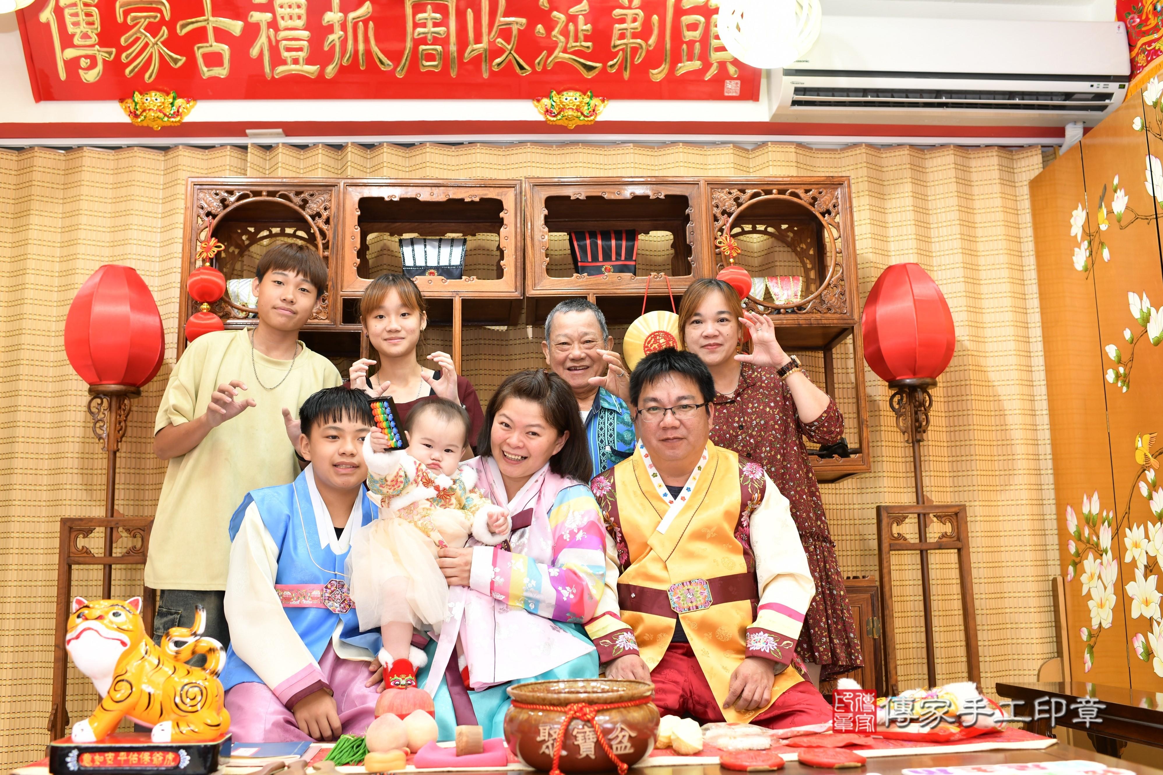 傳家手工印章台南店、抓周、度脺、中國風會場、傳家嬰兒古禮、吉祥話、抓周道具物品24種、拍照。抓周證書。寶寶抓周、滿周歲、生日快樂、祝福