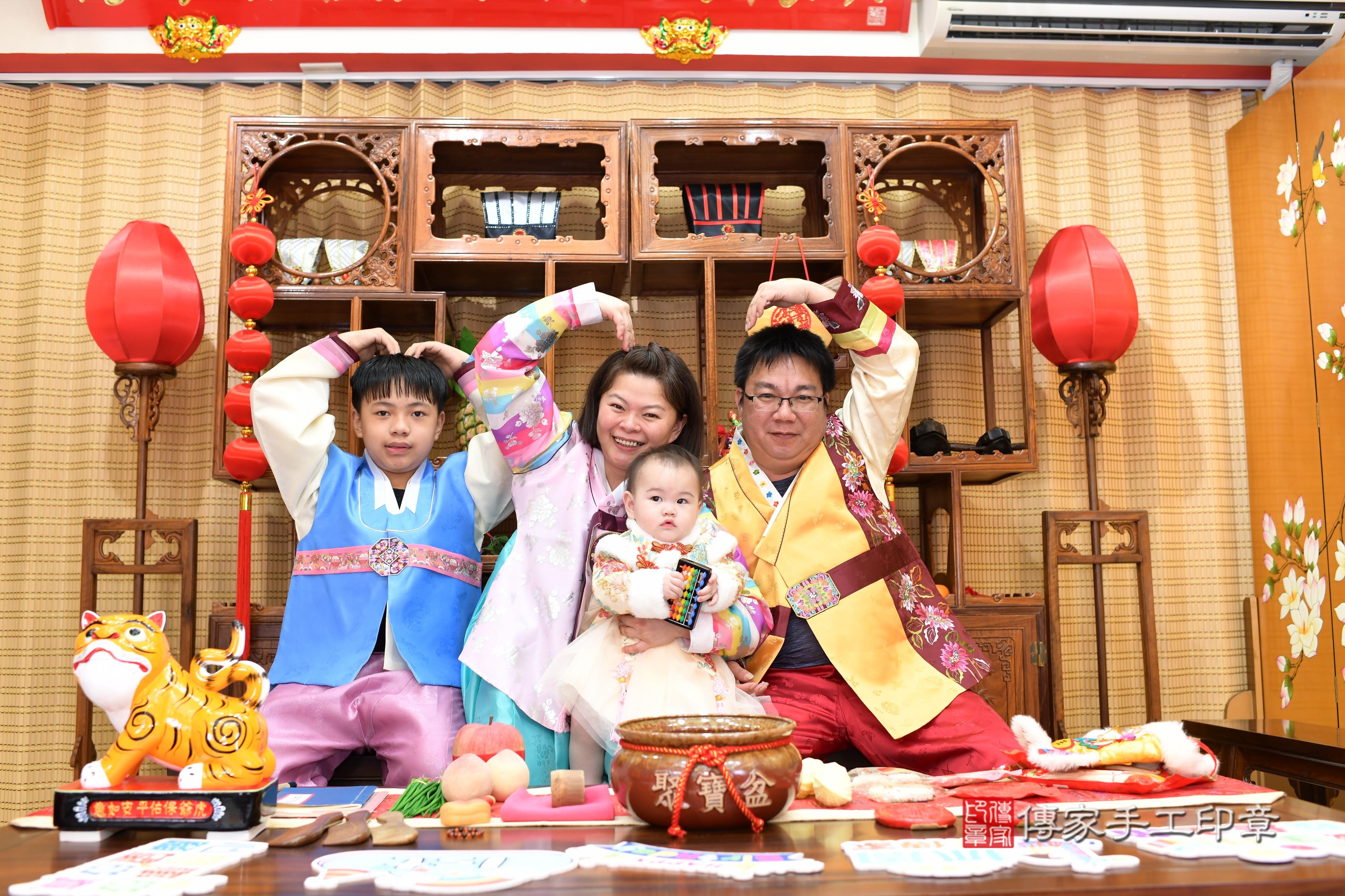 傳家手工印章台南店、抓周、度脺、中國風會場、傳家嬰兒古禮、吉祥話、抓周道具物品24種、拍照。抓周證書。寶寶抓周、滿周歲、生日快樂、祝福
