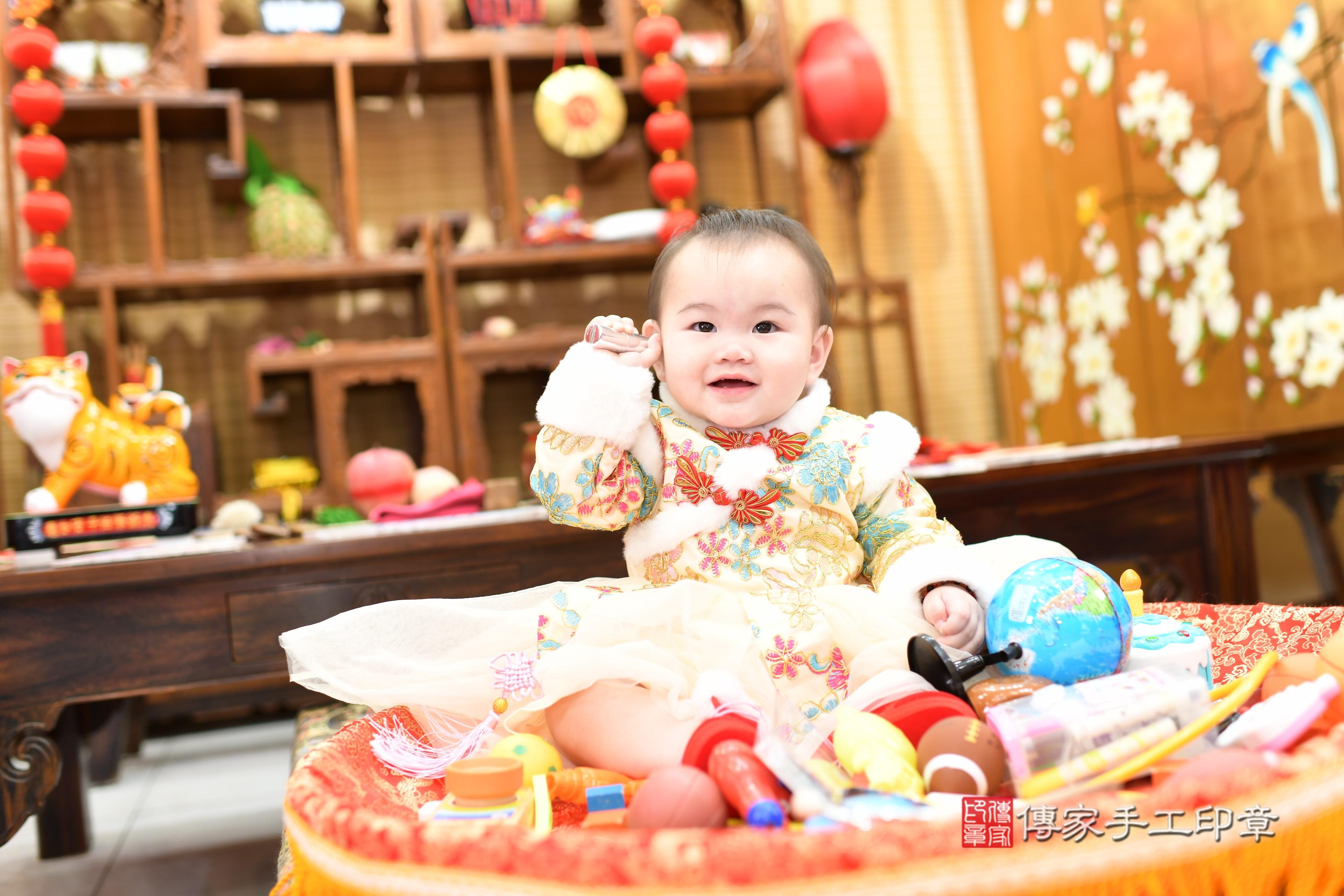 傳家手工印章台南店、抓周、度脺、中國風會場、傳家嬰兒古禮、吉祥話、抓周道具物品24種、拍照。抓周證書。寶寶抓周、滿周歲、生日快樂、祝福