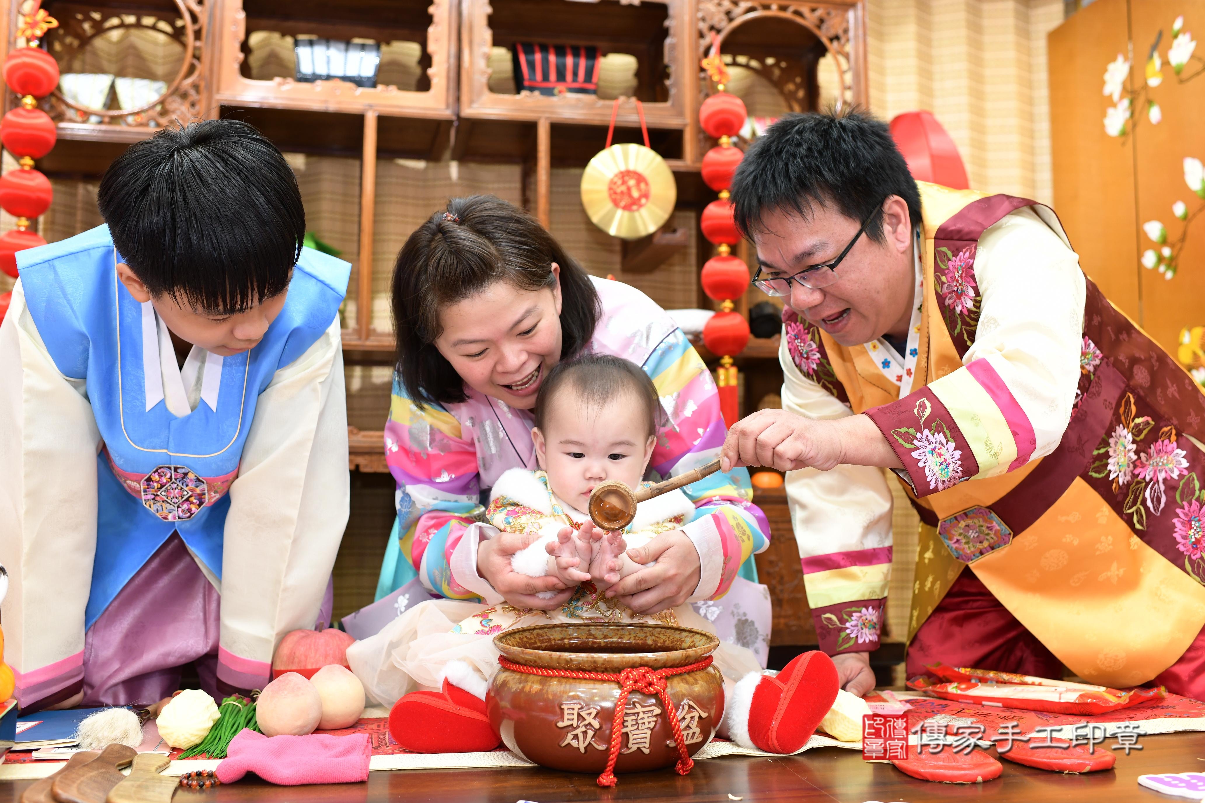 傳家手工印章台南店、抓周、度脺、中國風會場、傳家嬰兒古禮、吉祥話、抓周道具物品24種、拍照。抓周證書。寶寶抓周、滿周歲、生日快樂、祝福