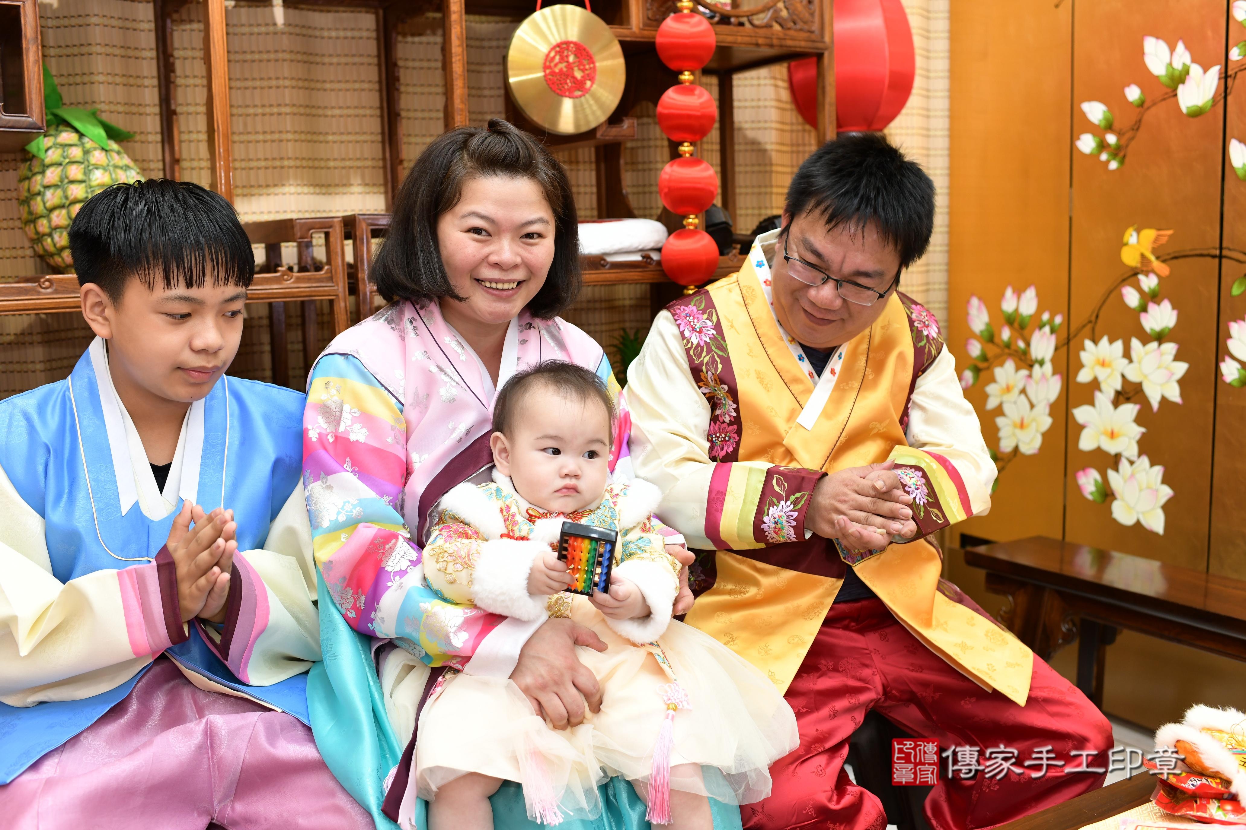 傳家手工印章台南店、抓周、度脺、中國風會場、傳家嬰兒古禮、吉祥話、抓周道具物品24種、拍照。抓周證書。寶寶抓周、滿周歲、生日快樂、祝福