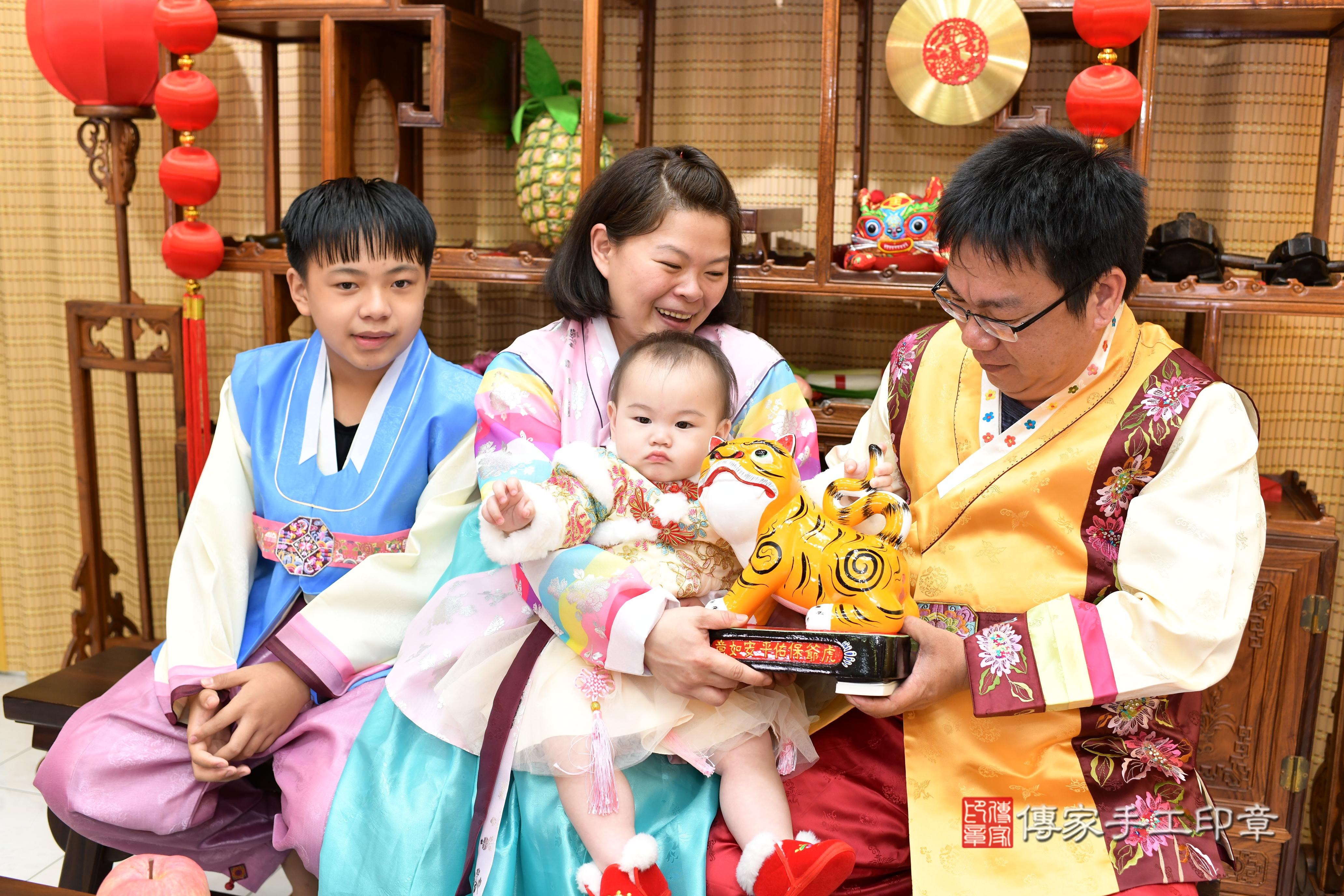 傳家手工印章台南店、抓周、度脺、中國風會場、傳家嬰兒古禮、吉祥話、抓周道具物品24種、拍照。抓周證書。寶寶抓周、滿周歲、生日快樂、祝福