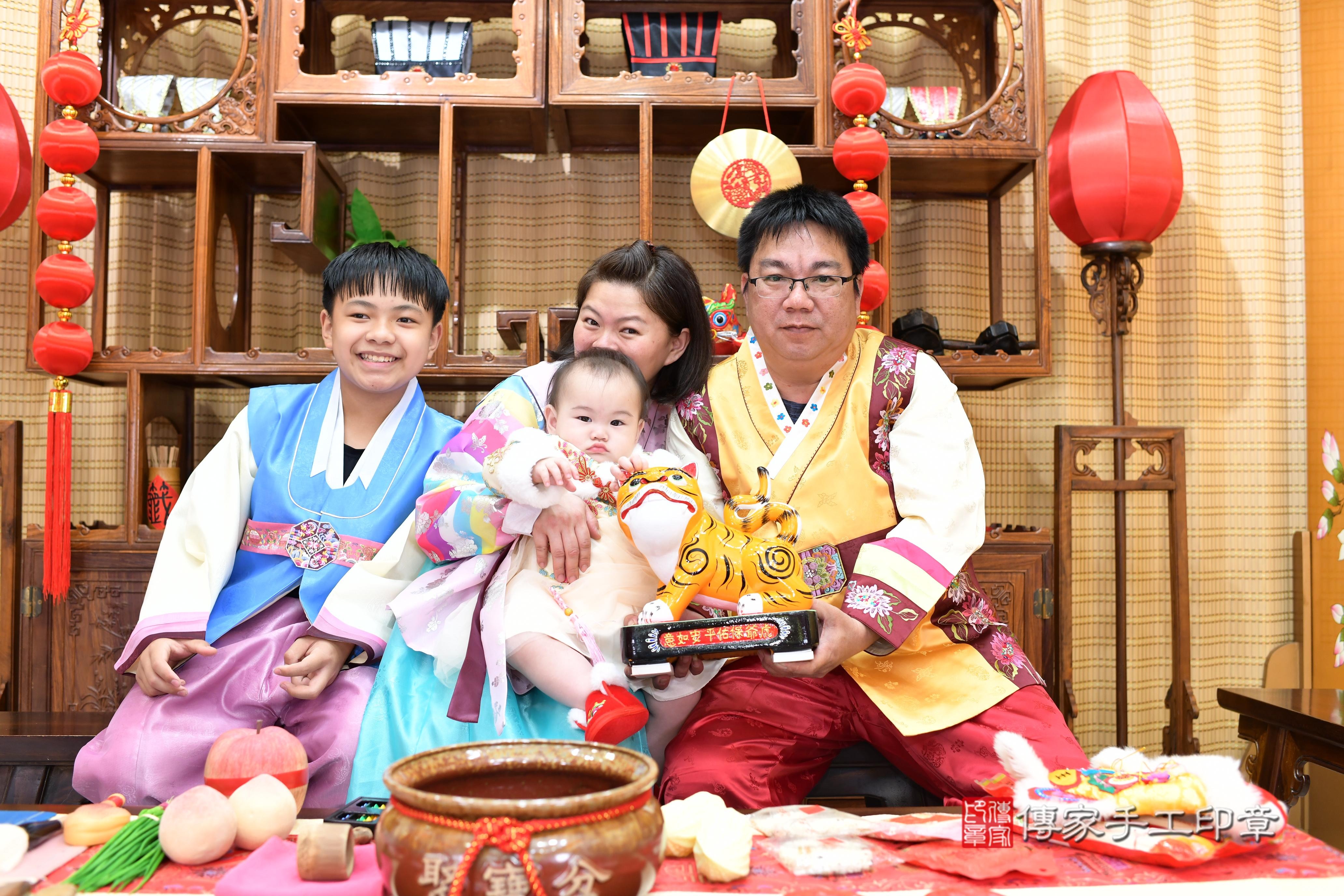 傳家手工印章台南店、抓周、度脺、中國風會場、傳家嬰兒古禮、吉祥話、抓周道具物品24種、拍照。抓周證書。寶寶抓周、滿周歲、生日快樂、祝福