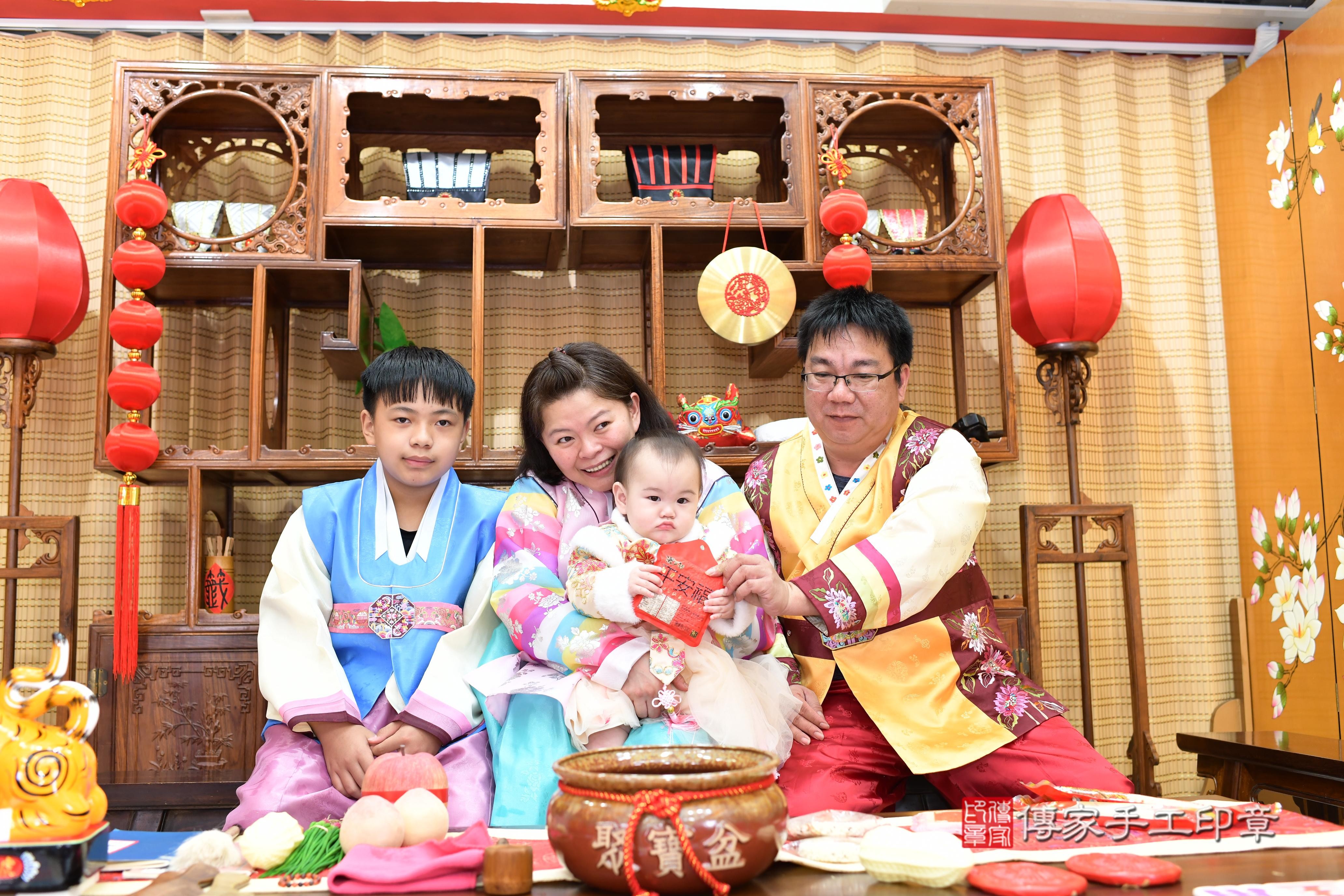 傳家手工印章台南店、抓周、度脺、中國風會場、傳家嬰兒古禮、吉祥話、抓周道具物品24種、拍照。抓周證書。寶寶抓周、滿周歲、生日快樂、祝福