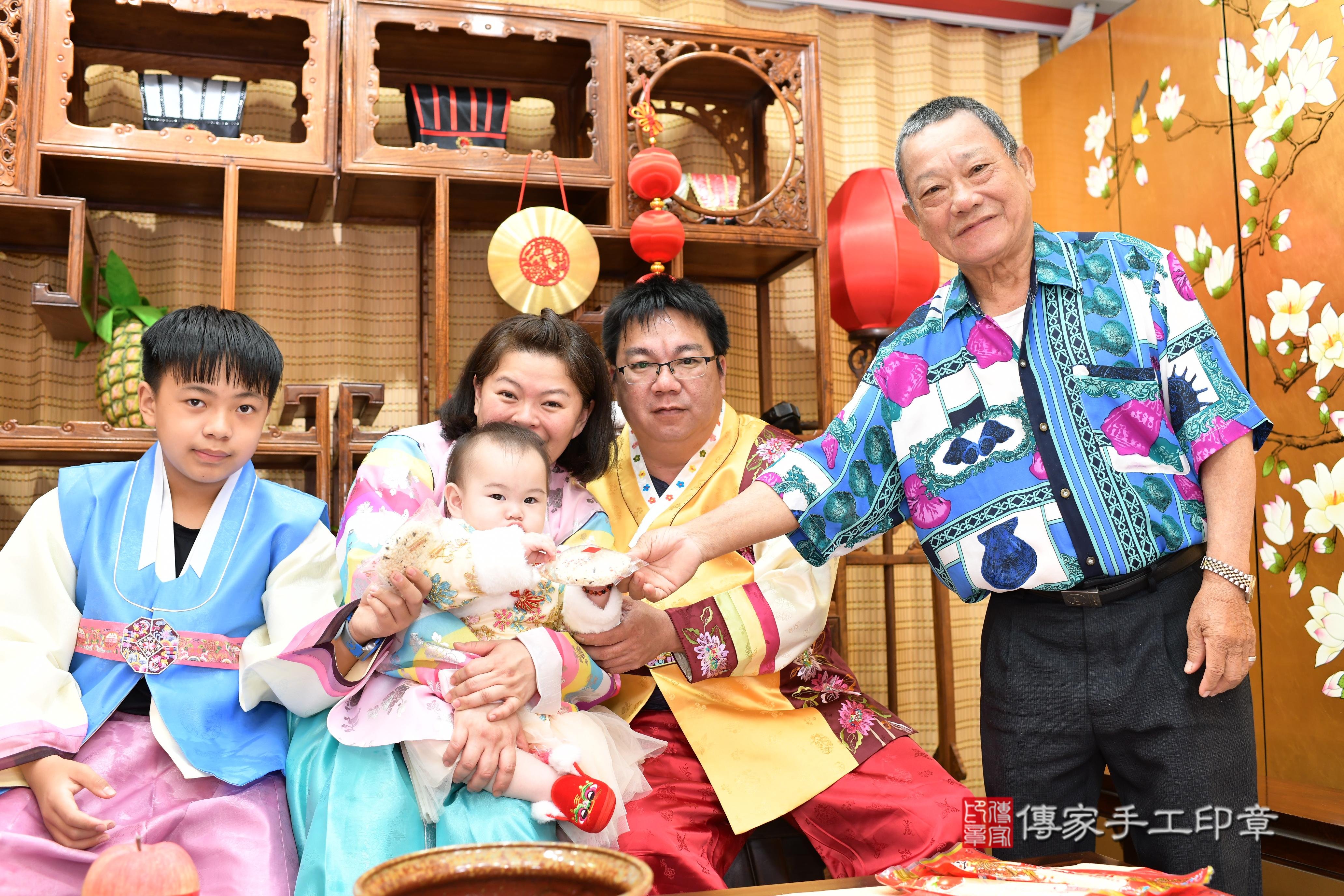 傳家手工印章台南店、抓周、度脺、中國風會場、傳家嬰兒古禮、吉祥話、抓周道具物品24種、拍照。抓周證書。寶寶抓周、滿周歲、生日快樂、祝福