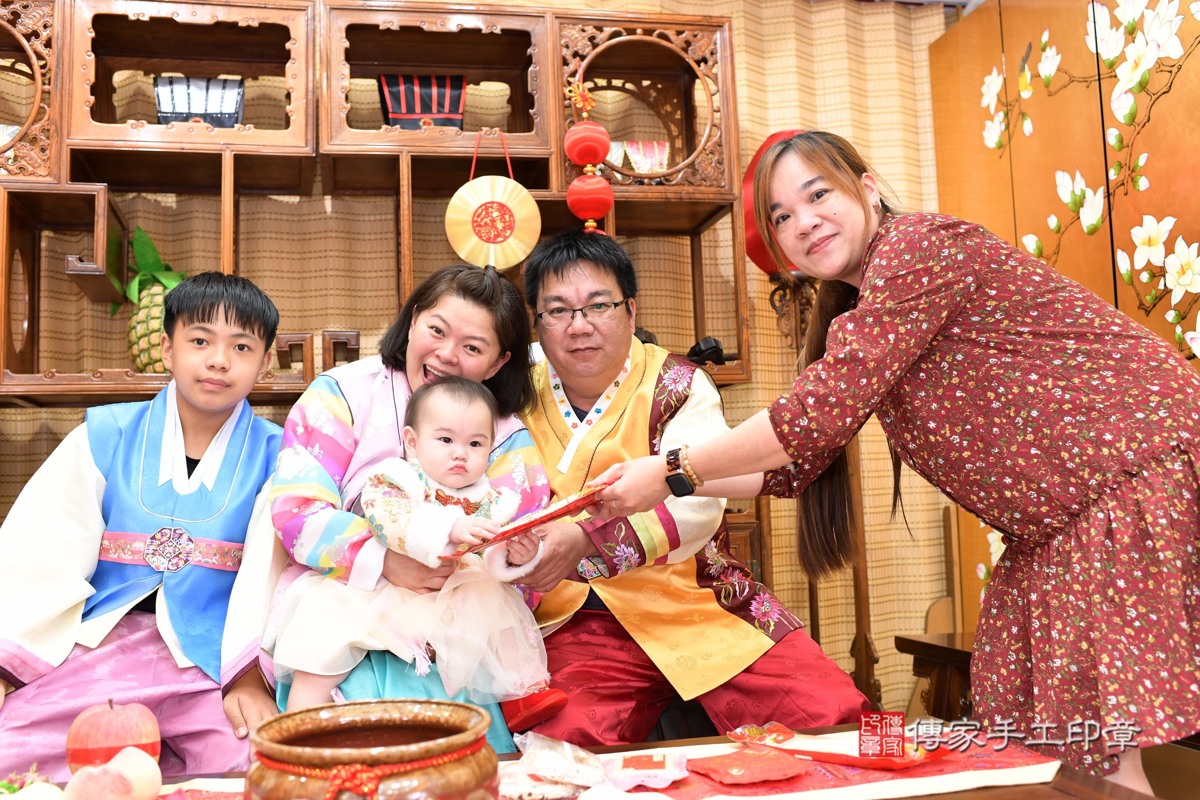 傳家手工印章台南店、抓周、度脺、中國風會場、傳家嬰兒古禮、吉祥話、抓周道具物品24種、拍照。抓周證書。寶寶抓周、滿周歲、生日快樂、祝福
