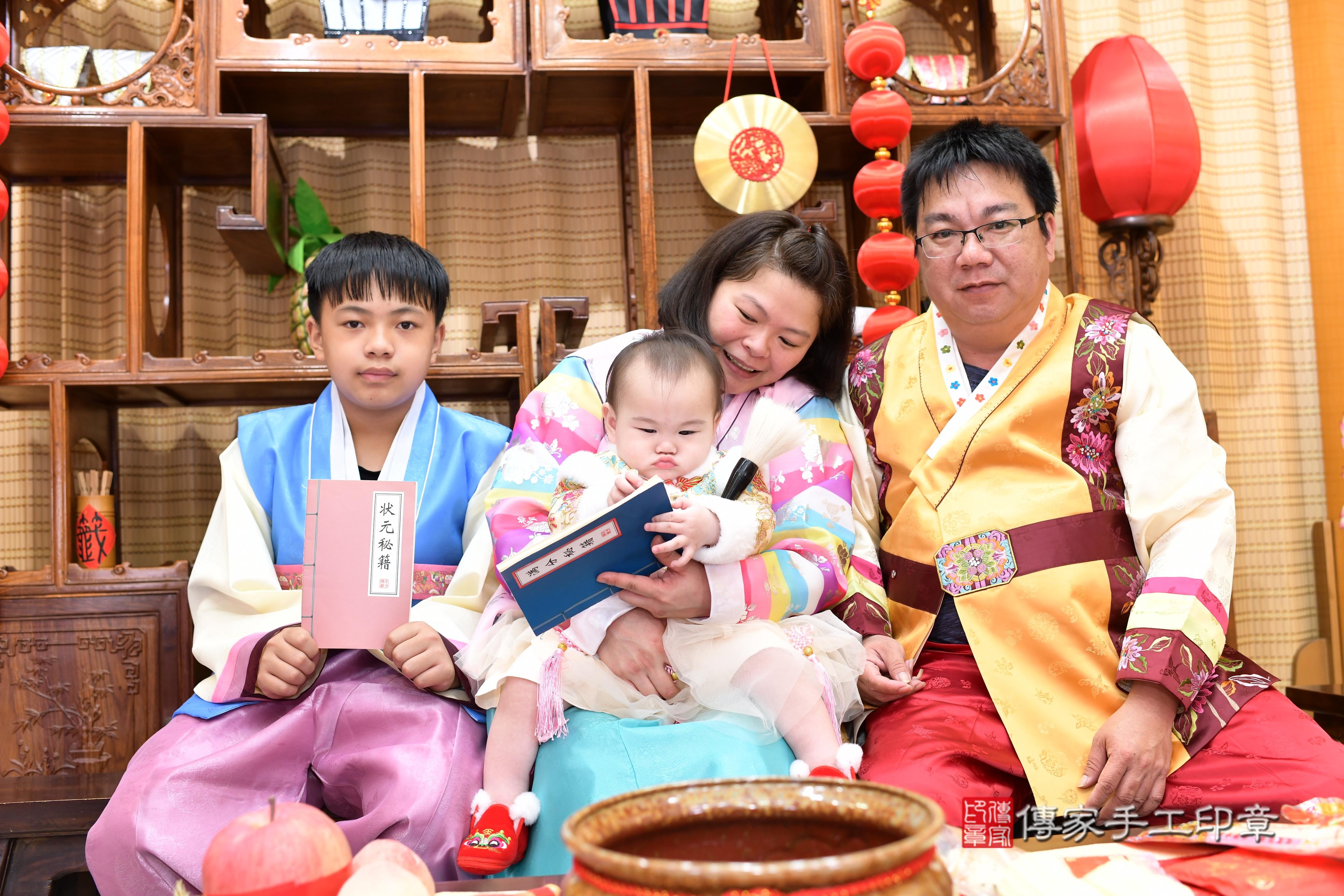 傳家手工印章台南店、抓周、度脺、中國風會場、傳家嬰兒古禮、吉祥話、抓周道具物品24種、拍照。抓周證書。寶寶抓周、滿周歲、生日快樂、祝福