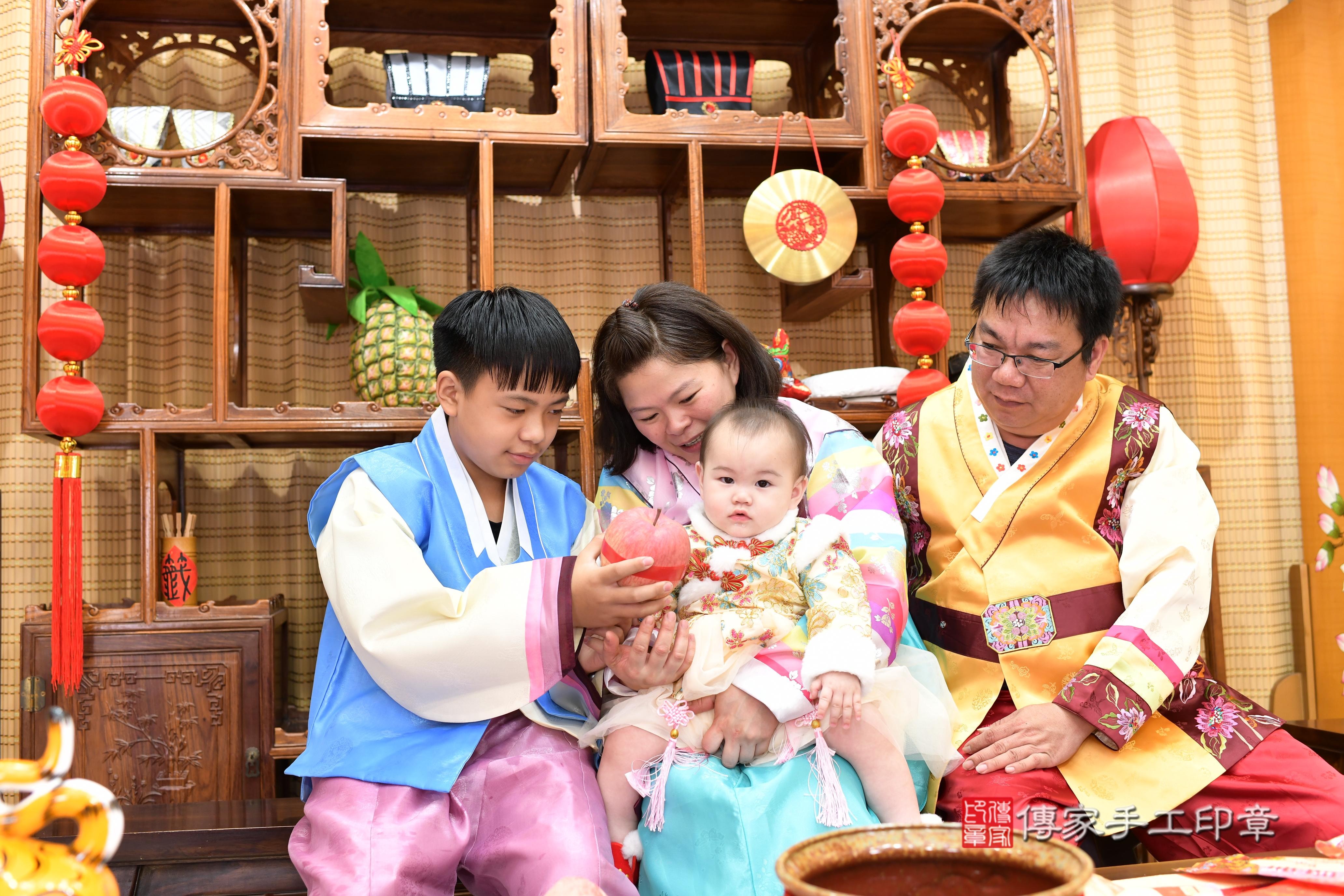 傳家手工印章台南店、抓周、度脺、中國風會場、傳家嬰兒古禮、吉祥話、抓周道具物品24種、拍照。抓周證書。寶寶抓周、滿周歲、生日快樂、祝福