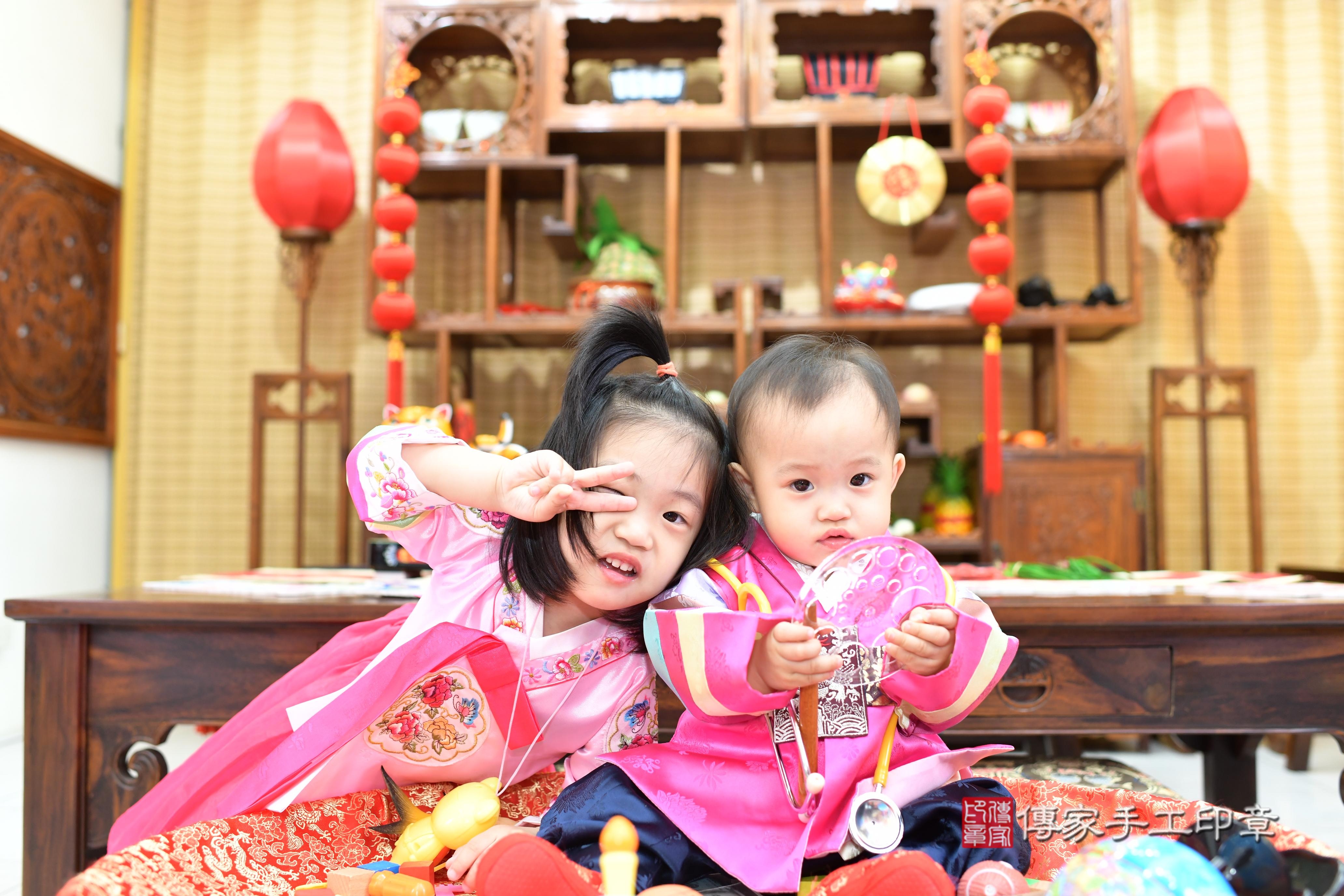 傳家手工印章台南店、抓周、度脺、中國風會場、傳家嬰兒古禮、吉祥話、抓周道具物品24種、拍照。抓周證書。寶寶抓周、滿周歲、生日快樂、祝福