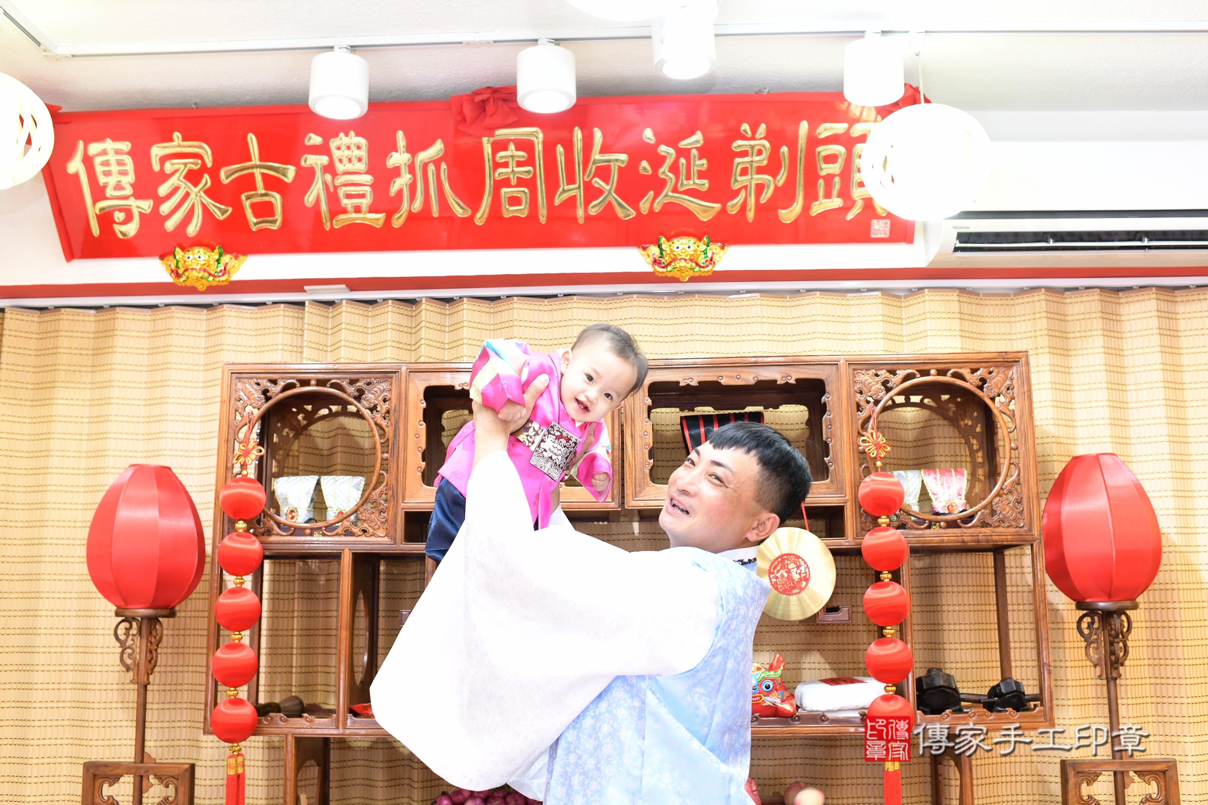 傳家手工印章台南店、抓周、度脺、中國風會場、傳家嬰兒古禮、吉祥話、抓周道具物品24種、拍照。抓周證書。寶寶抓周、滿周歲、生日快樂、祝福