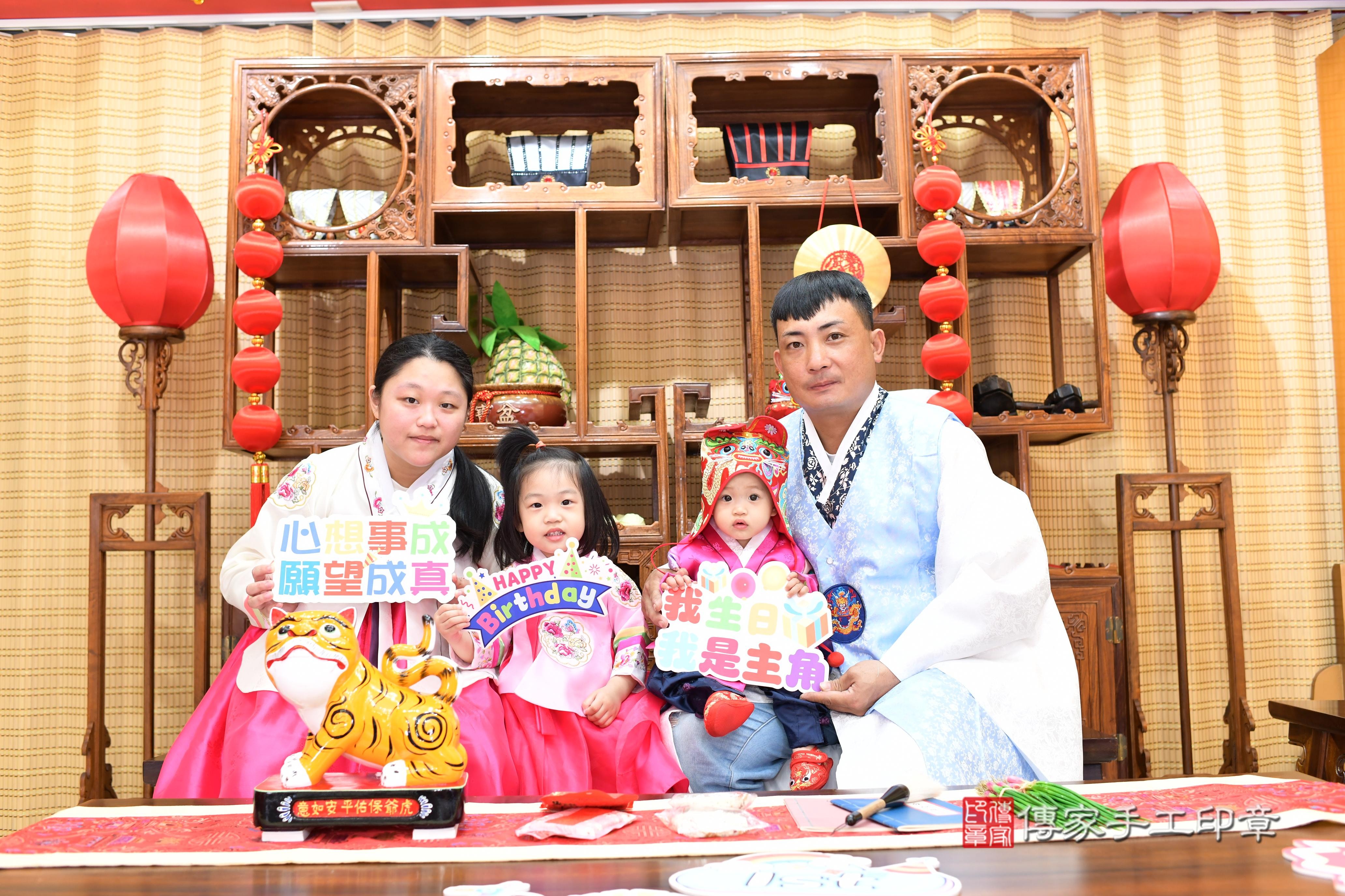 傳家手工印章台南店、抓周、度脺、中國風會場、傳家嬰兒古禮、吉祥話、抓周道具物品24種、拍照。抓周證書。寶寶抓周、滿周歲、生日快樂、祝福
