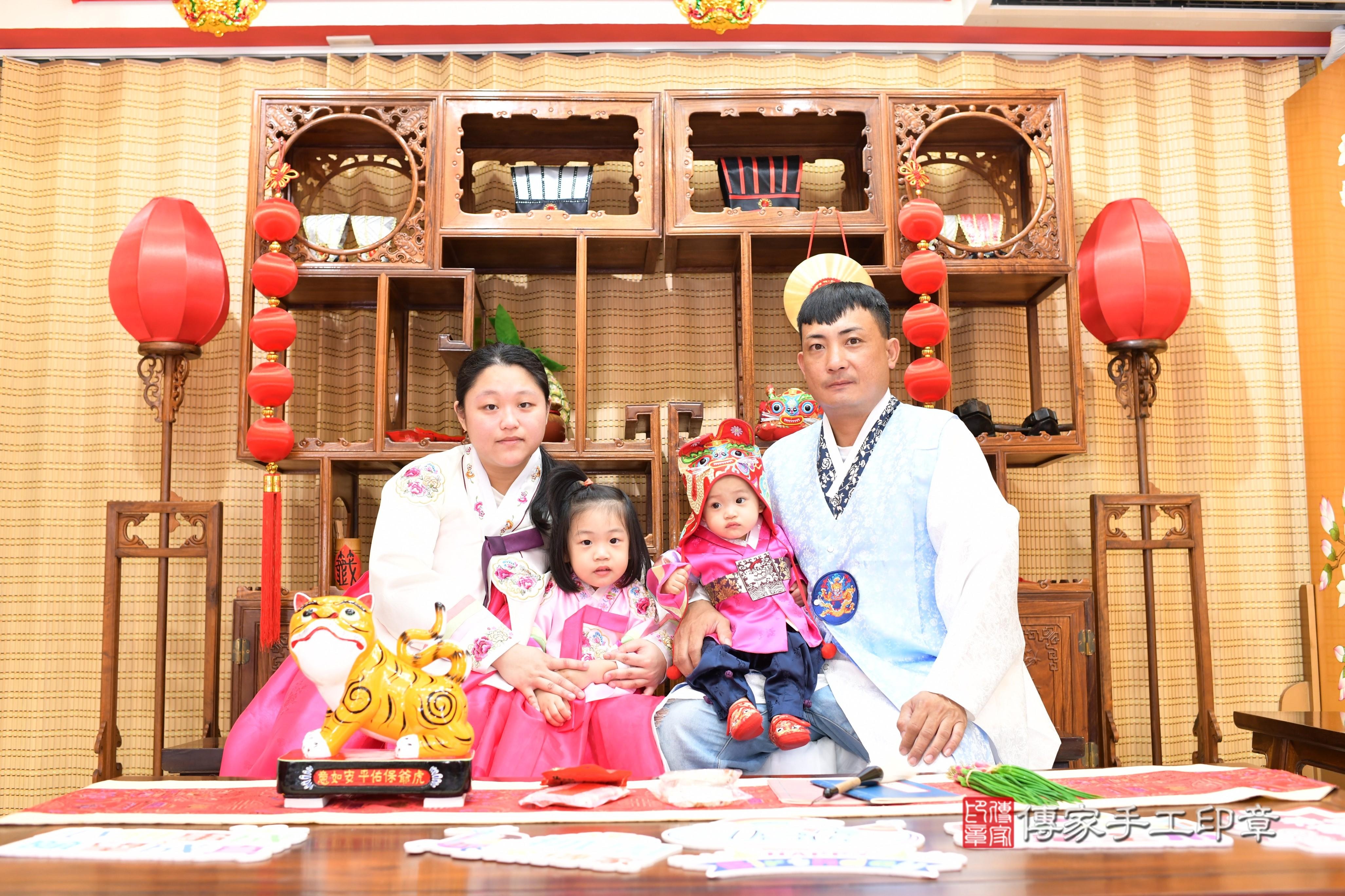 傳家手工印章台南店、抓周、度脺、中國風會場、傳家嬰兒古禮、吉祥話、抓周道具物品24種、拍照。抓周證書。寶寶抓周、滿周歲、生日快樂、祝福