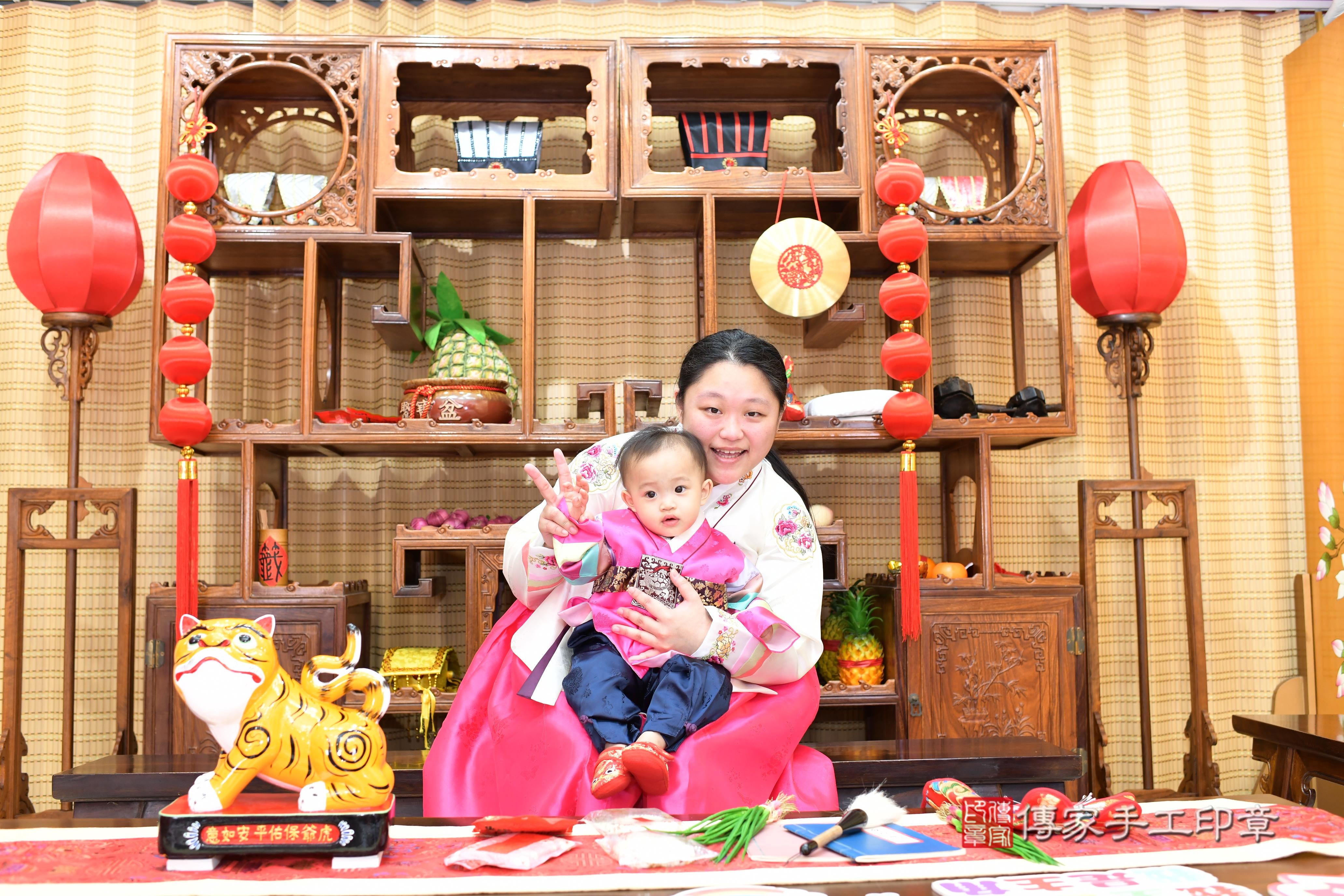 傳家手工印章台南店、抓周、度脺、中國風會場、傳家嬰兒古禮、吉祥話、抓周道具物品24種、拍照。抓周證書。寶寶抓周、滿周歲、生日快樂、祝福