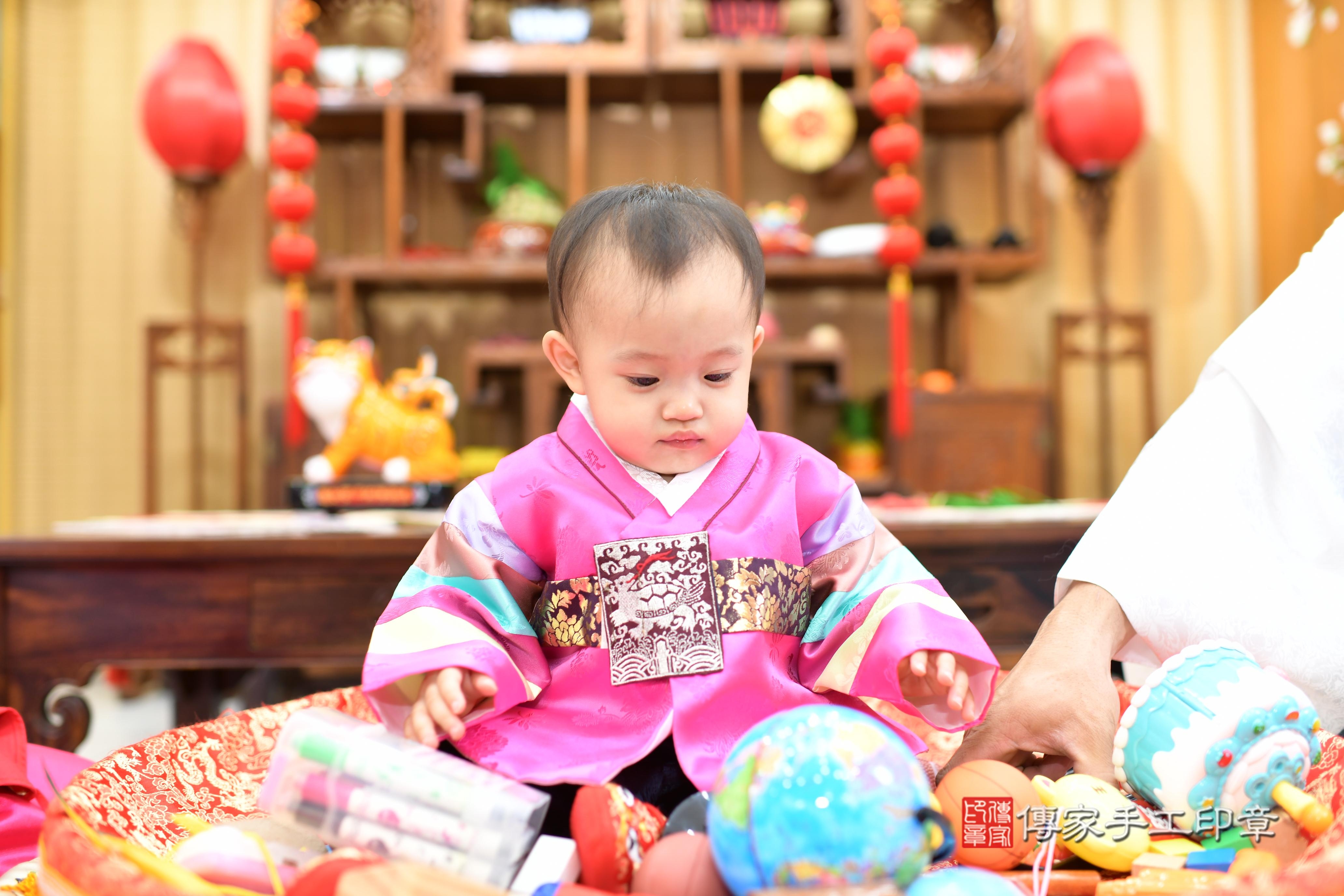 傳家手工印章台南店、抓周、度脺、中國風會場、傳家嬰兒古禮、吉祥話、抓周道具物品24種、拍照。抓周證書。寶寶抓周、滿周歲、生日快樂、祝福
