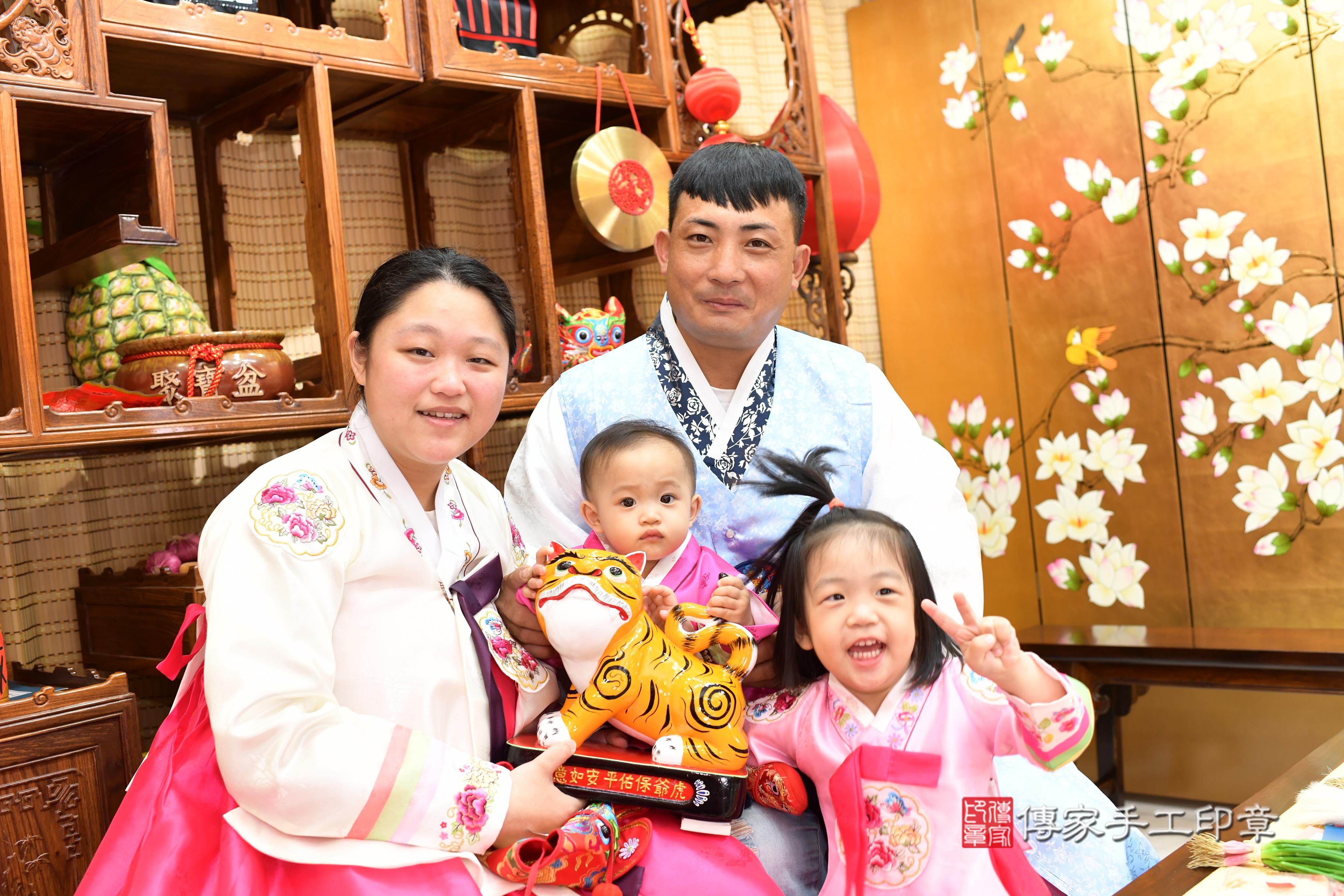 傳家手工印章台南店、抓周、度脺、中國風會場、傳家嬰兒古禮、吉祥話、抓周道具物品24種、拍照。抓周證書。寶寶抓周、滿周歲、生日快樂、祝福
