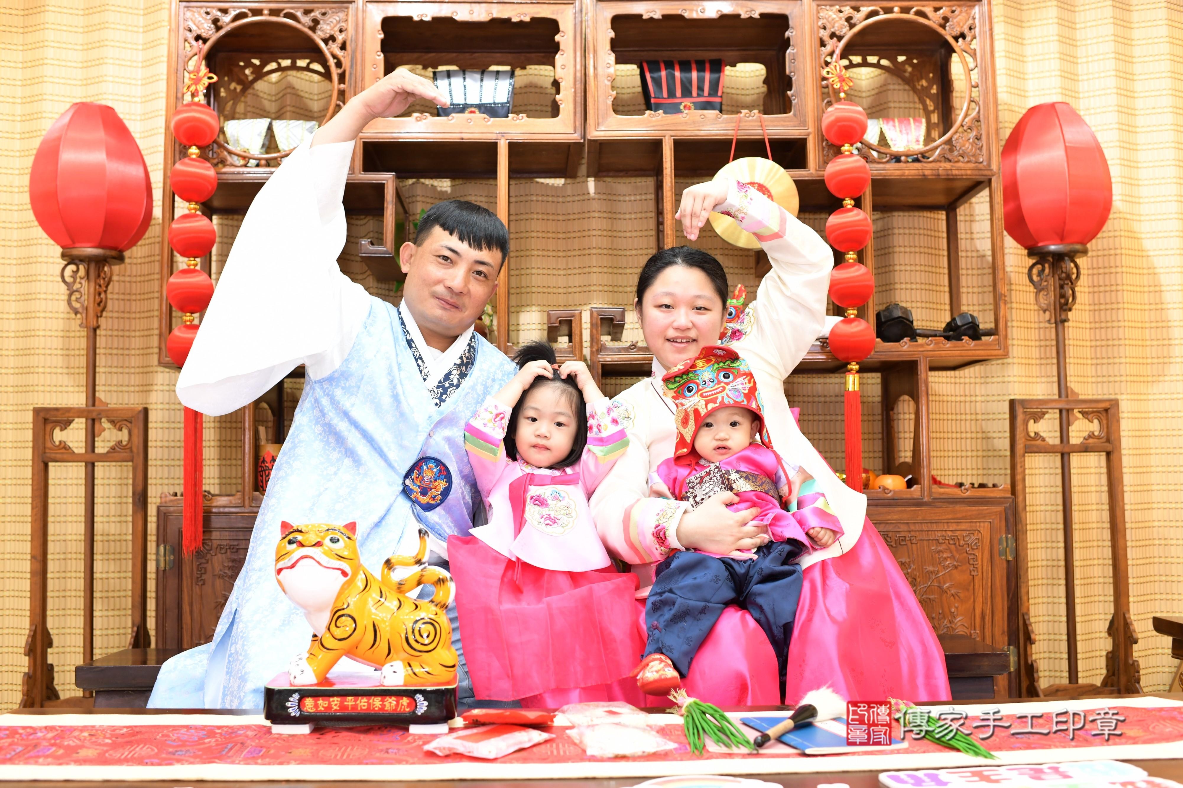 傳家手工印章台南店、抓周、度脺、中國風會場、傳家嬰兒古禮、吉祥話、抓周道具物品24種、拍照。抓周證書。寶寶抓周、滿周歲、生日快樂、祝福