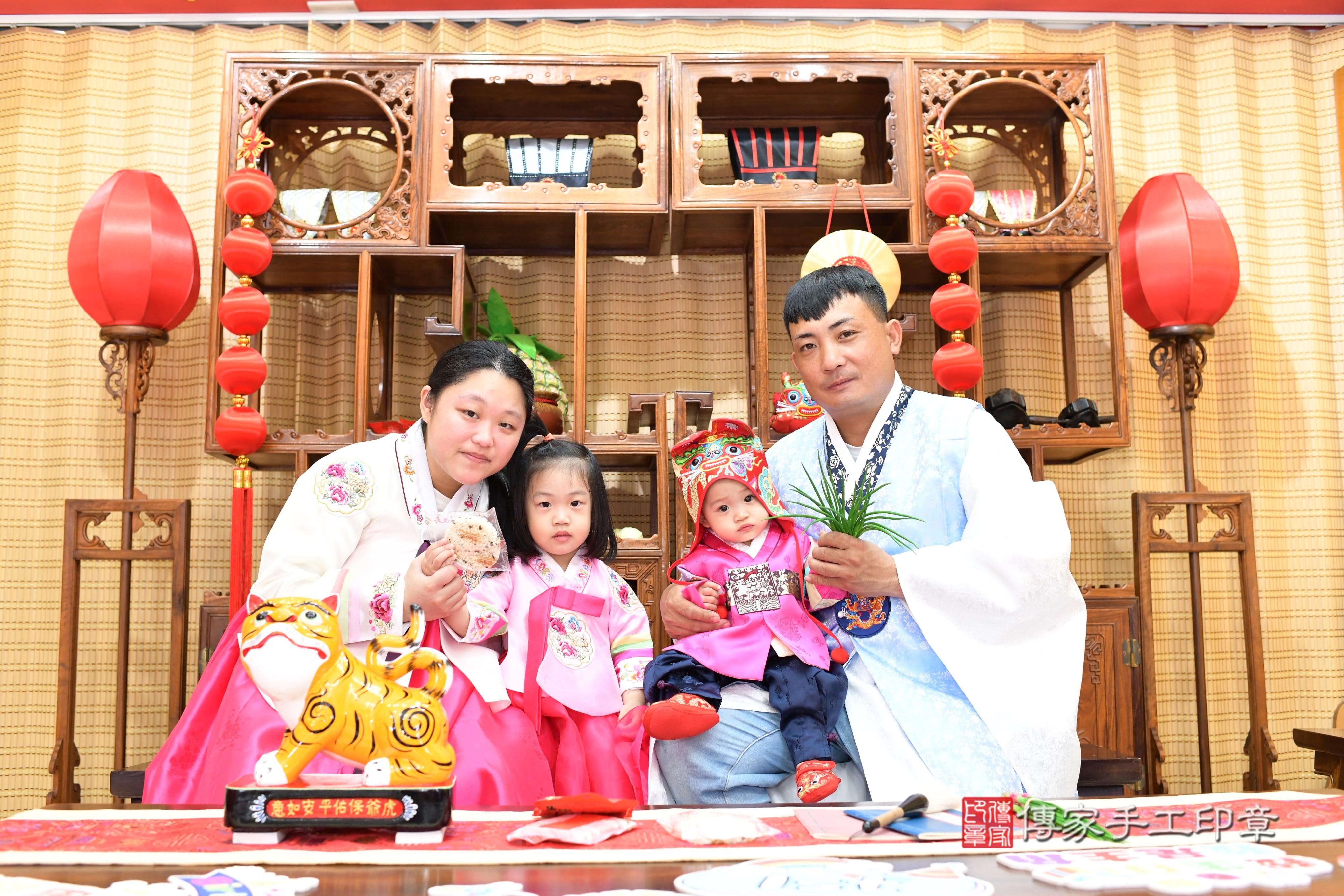 傳家手工印章台南店、抓周、度脺、中國風會場、傳家嬰兒古禮、吉祥話、抓周道具物品24種、拍照。抓周證書。寶寶抓周、滿周歲、生日快樂、祝福