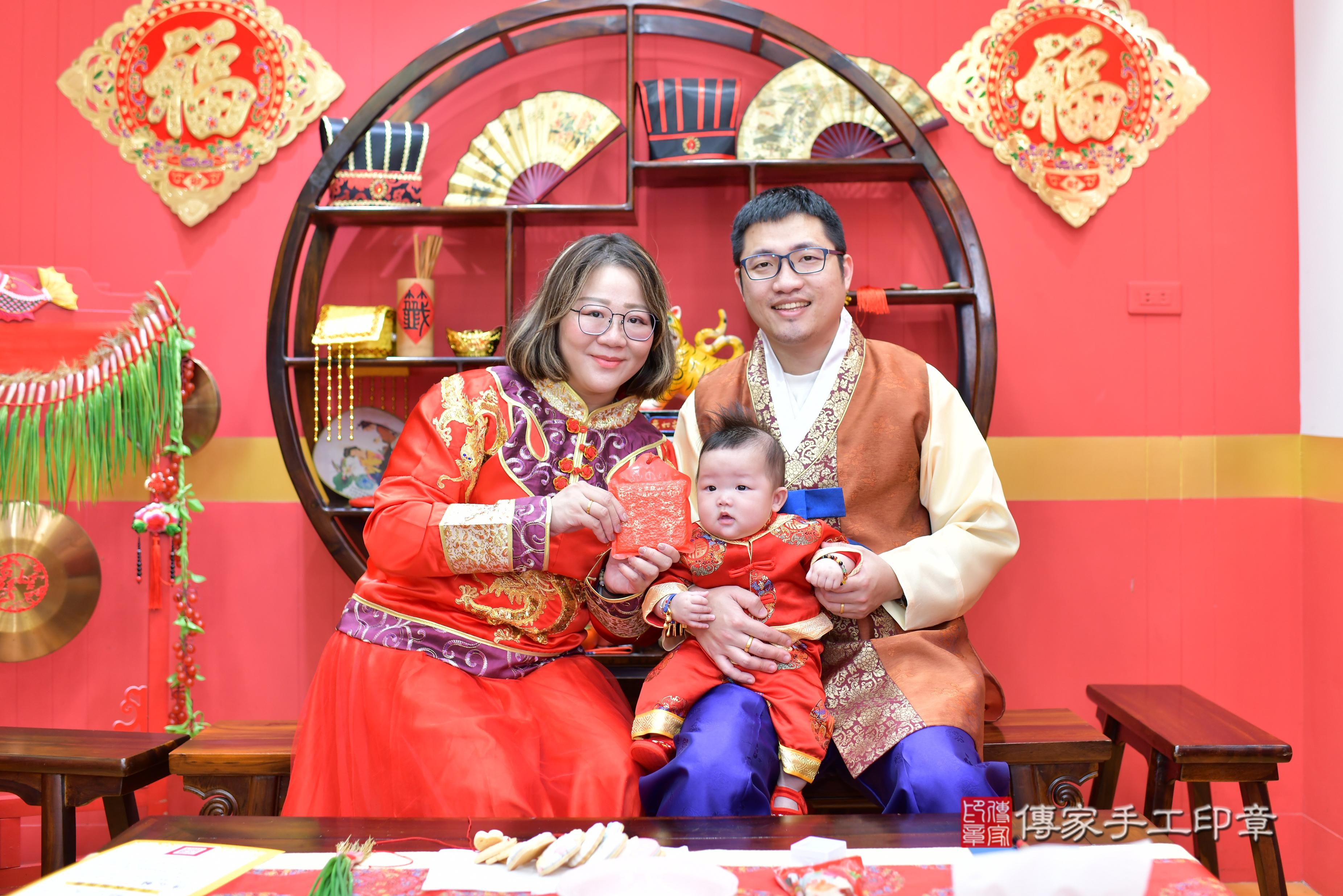 傳家手工印章桃園店、抓周、度脺、中國風會場、傳家嬰兒古禮、吉祥話、抓周道具物品24種、拍照。抓周證書。寶寶抓周、滿周歲、生日快樂、祝福