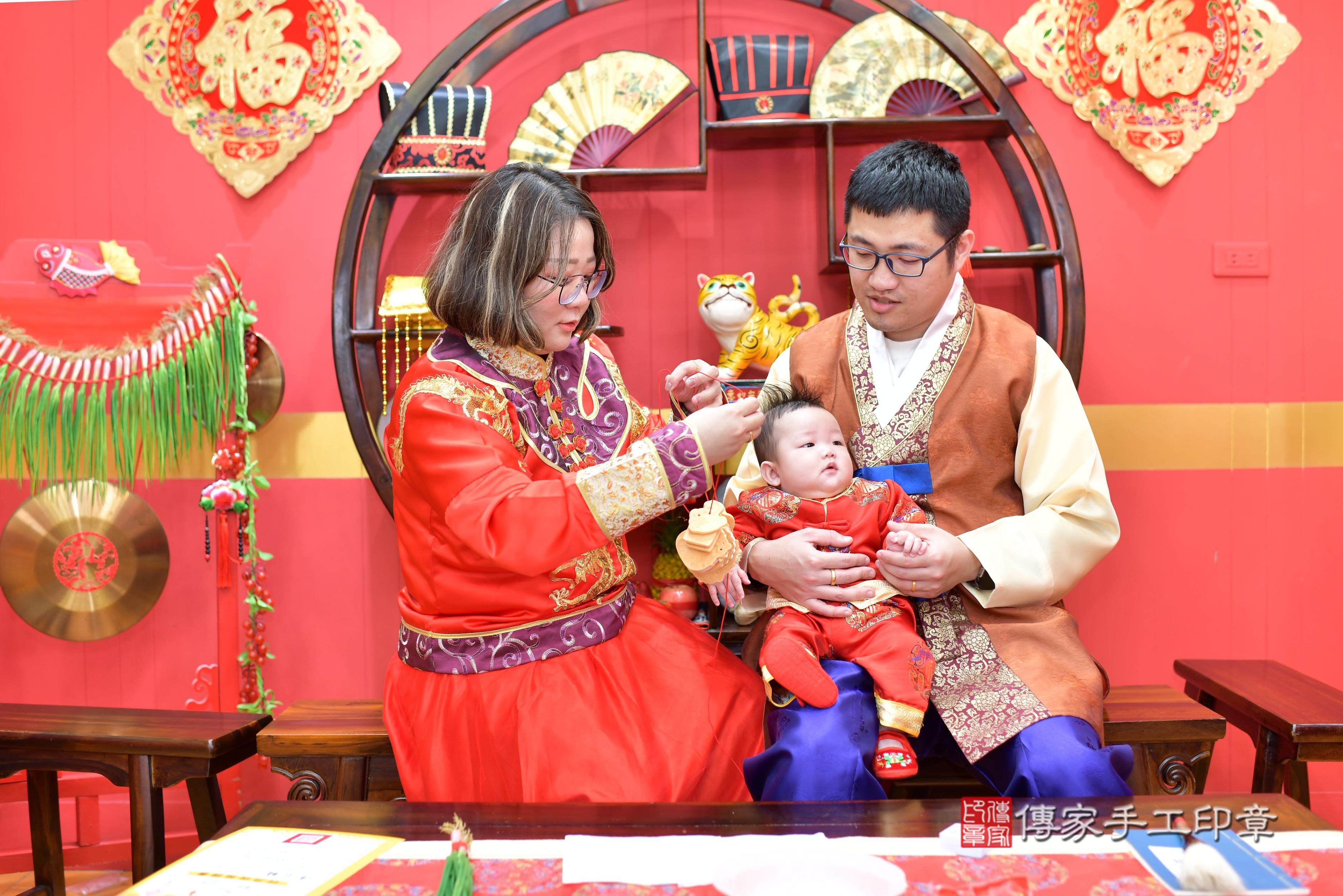 傳家手工印章桃園店、抓周、度脺、中國風會場、傳家嬰兒古禮、吉祥話、抓周道具物品24種、拍照。抓周證書。寶寶抓周、滿周歲、生日快樂、祝福