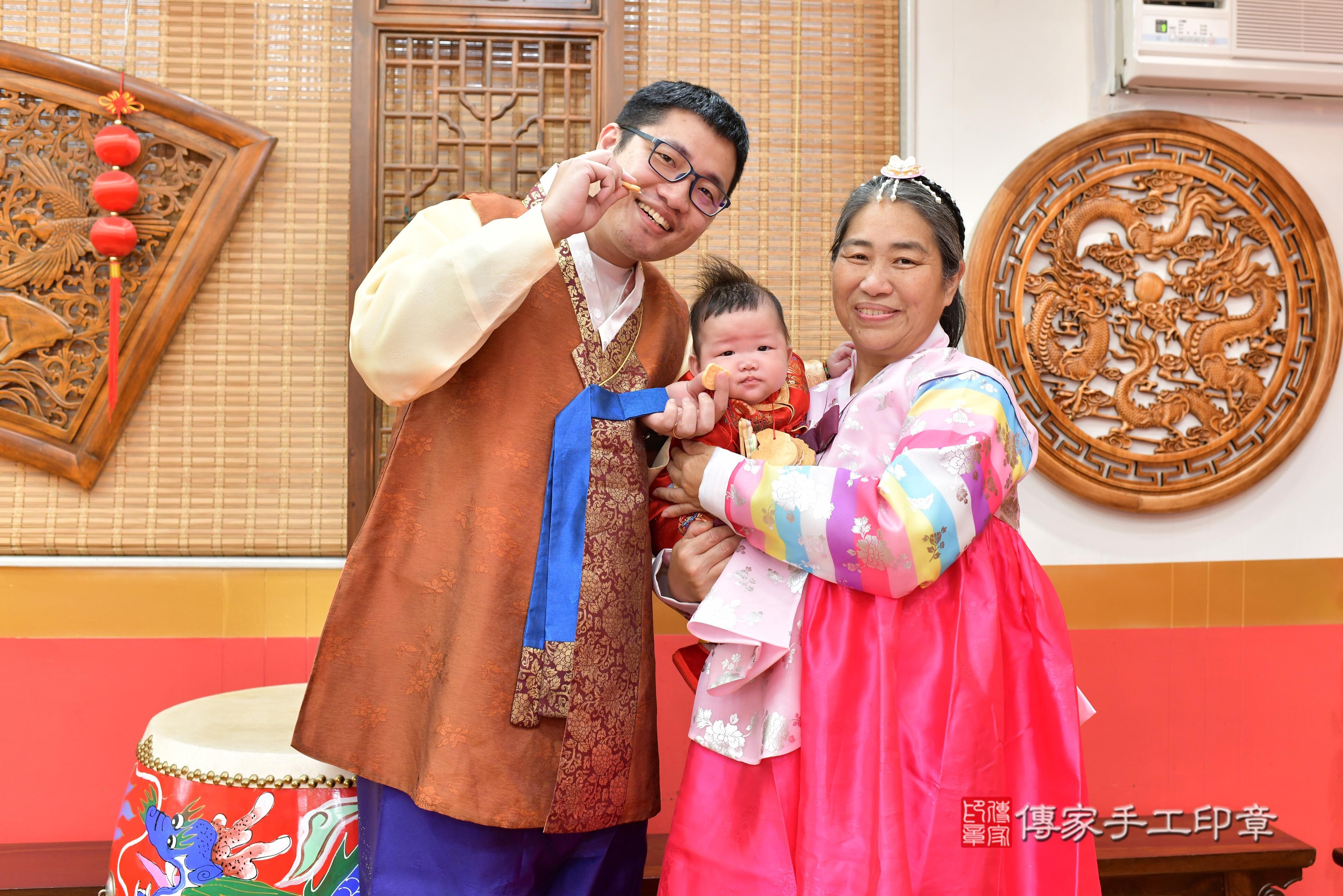 傳家手工印章桃園店、抓周、度脺、中國風會場、傳家嬰兒古禮、吉祥話、抓周道具物品24種、拍照。抓周證書。寶寶抓周、滿周歲、生日快樂、祝福