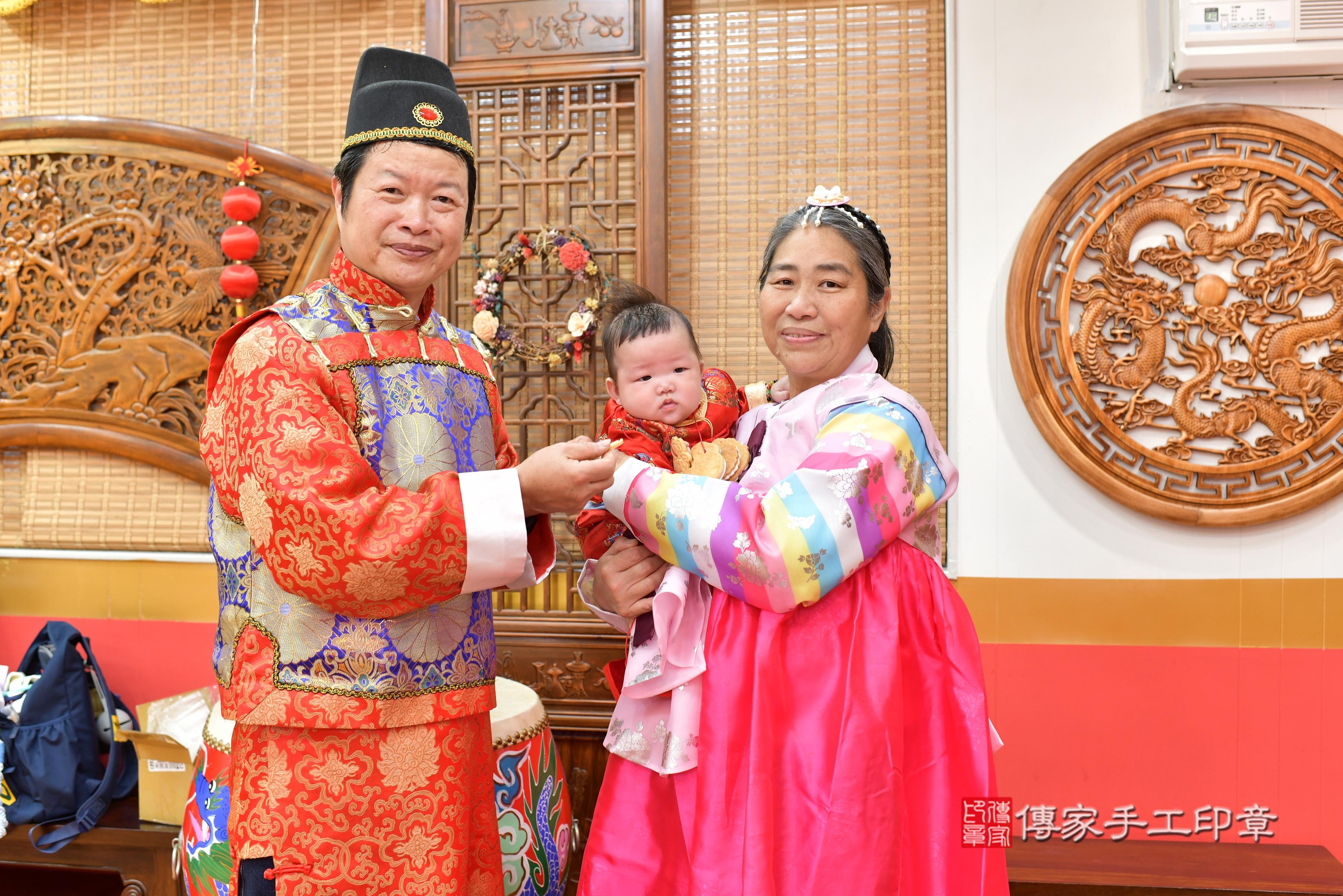 傳家手工印章桃園店、抓周、度脺、中國風會場、傳家嬰兒古禮、吉祥話、抓周道具物品24種、拍照。抓周證書。寶寶抓周、滿周歲、生日快樂、祝福