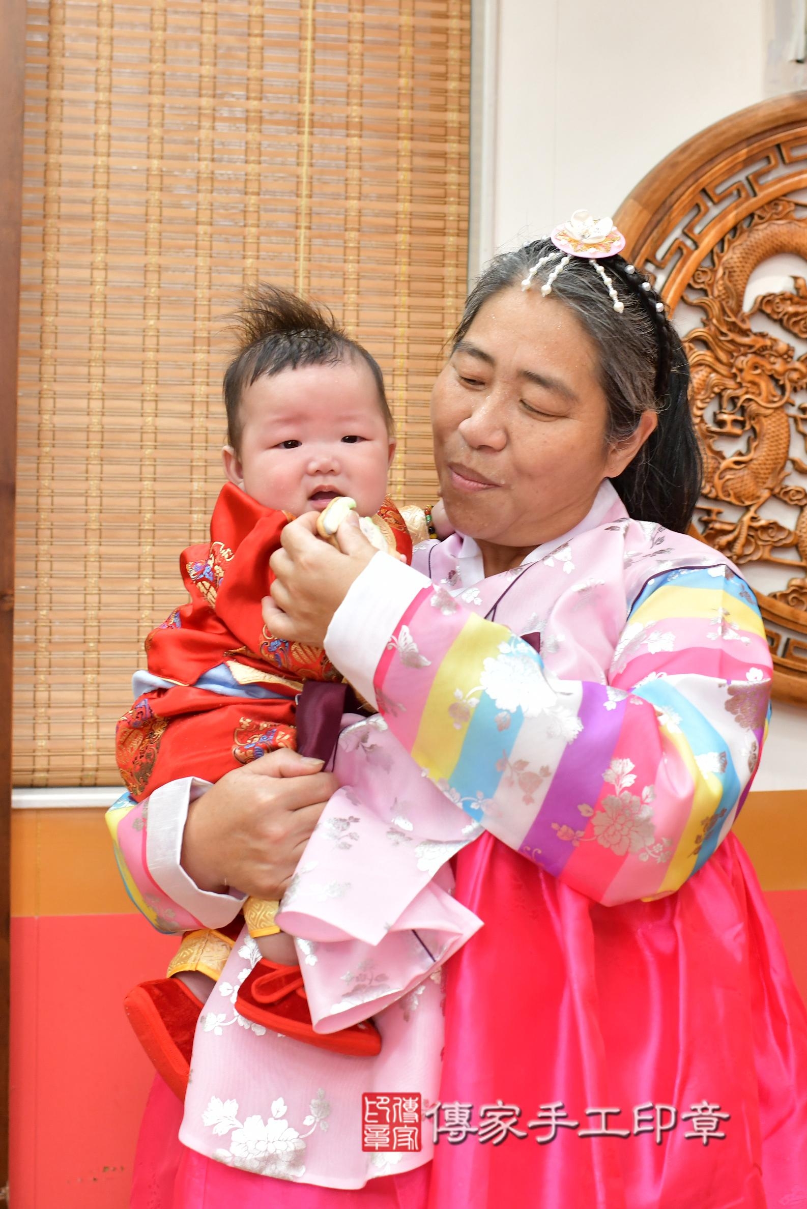 傳家手工印章桃園店、抓周、度脺、中國風會場、傳家嬰兒古禮、吉祥話、抓周道具物品24種、拍照。抓周證書。寶寶抓周、滿周歲、生日快樂、祝福