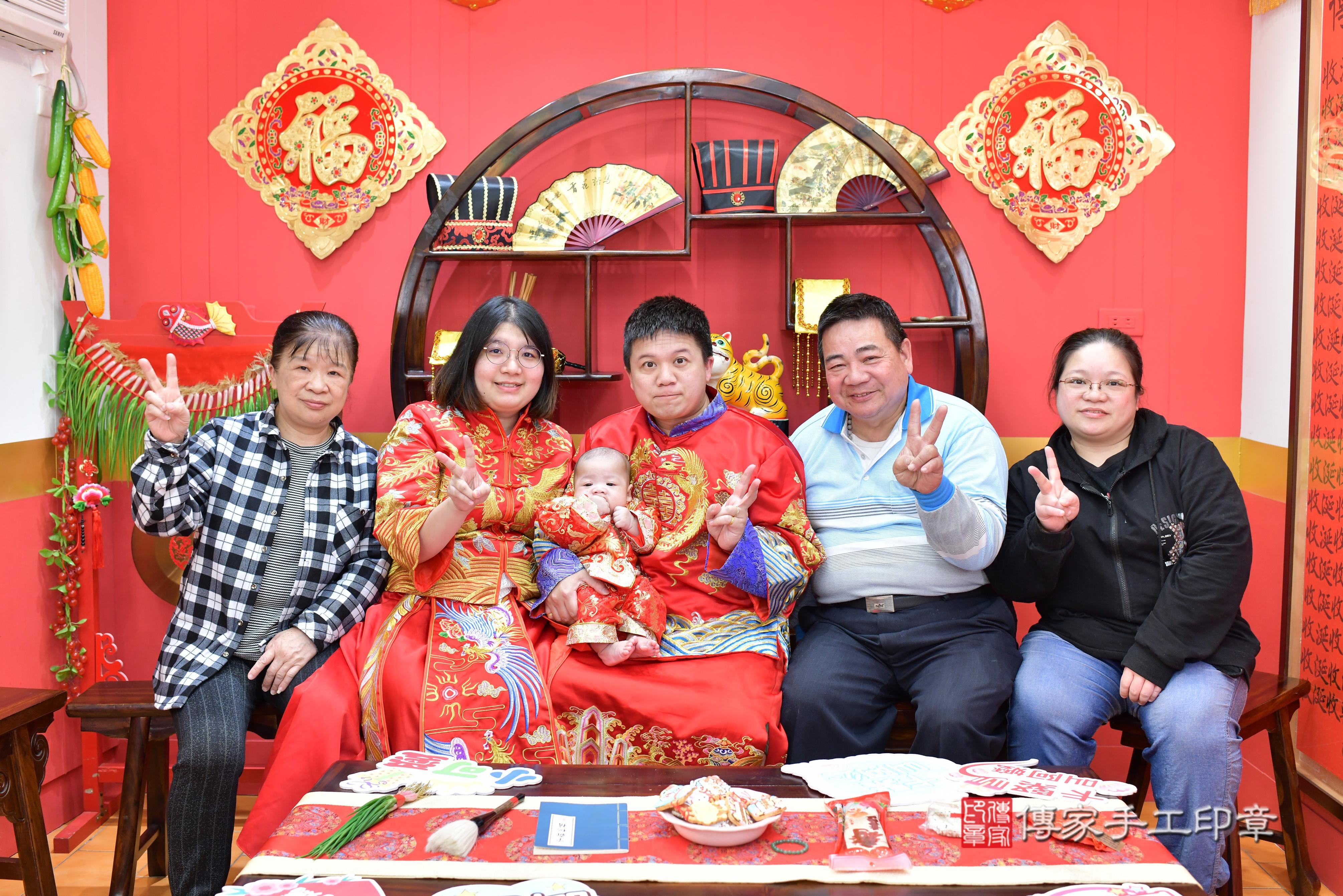 傳家手工印章桃園店、抓周、度脺、中國風會場、傳家嬰兒古禮、吉祥話、抓周道具物品24種、拍照。抓周證書。寶寶抓周、滿周歲、生日快樂、祝福