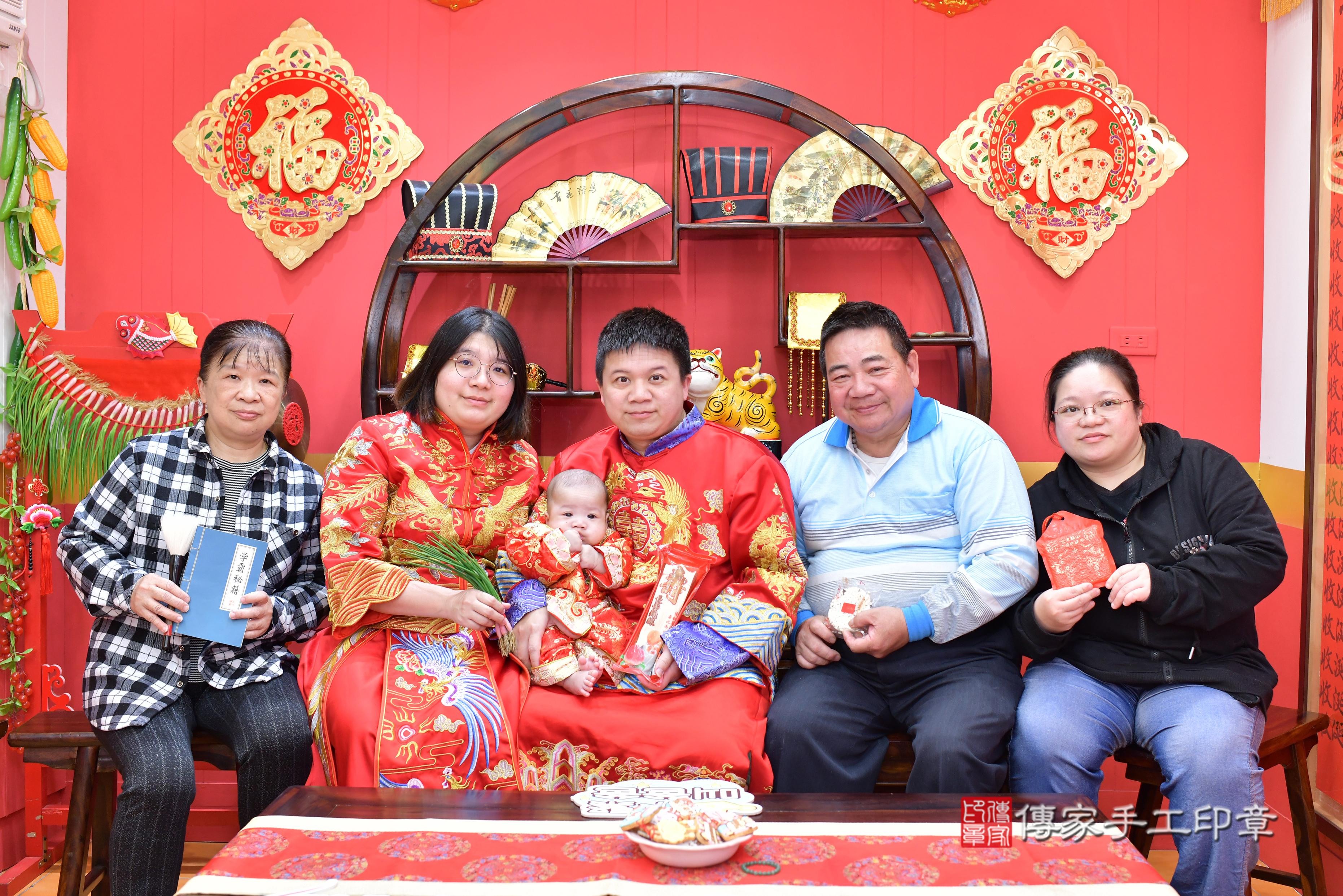 傳家手工印章桃園店、抓周、度脺、中國風會場、傳家嬰兒古禮、吉祥話、抓周道具物品24種、拍照。抓周證書。寶寶抓周、滿周歲、生日快樂、祝福