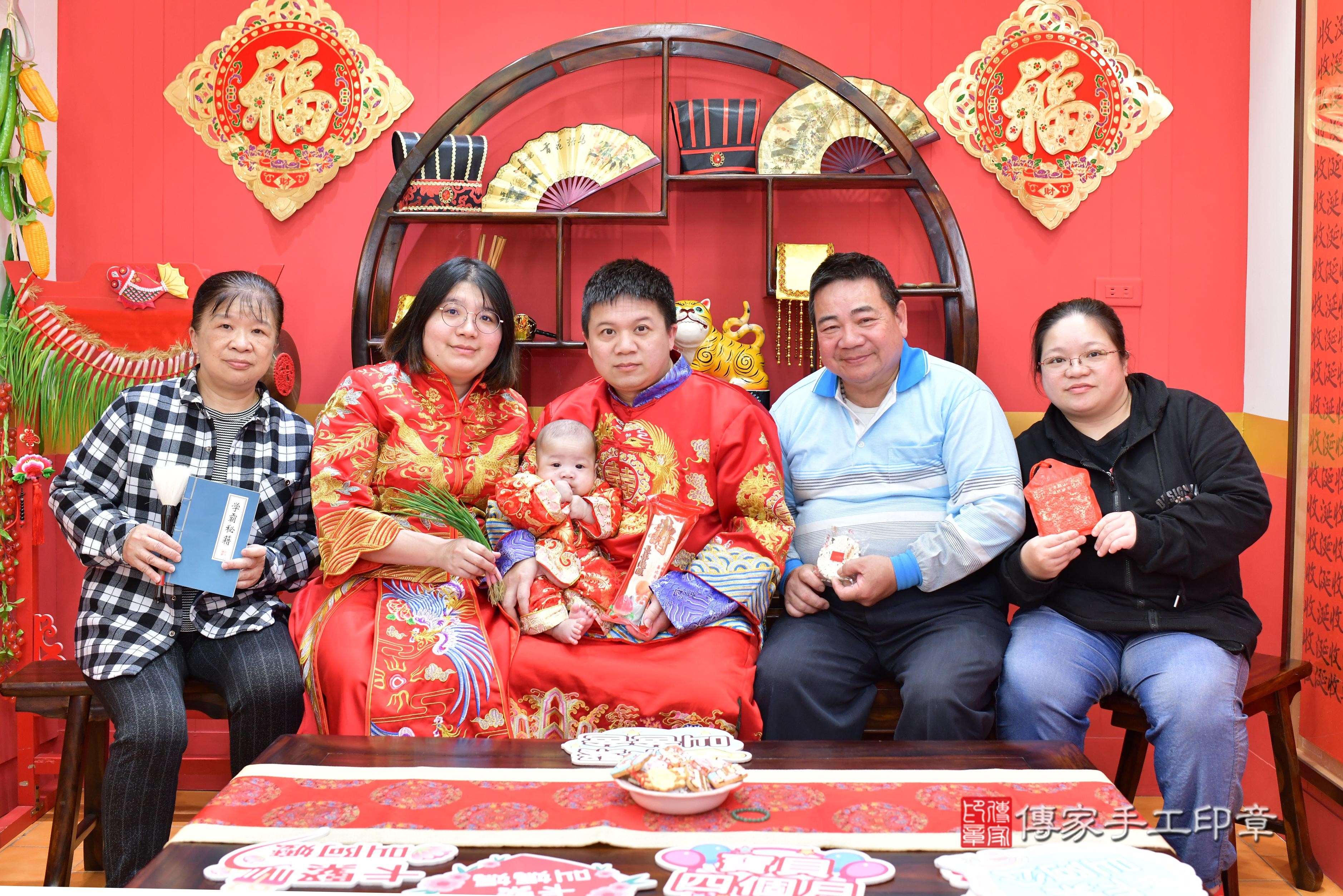 傳家手工印章桃園店、抓周、度脺、中國風會場、傳家嬰兒古禮、吉祥話、抓周道具物品24種、拍照。抓周證書。寶寶抓周、滿周歲、生日快樂、祝福