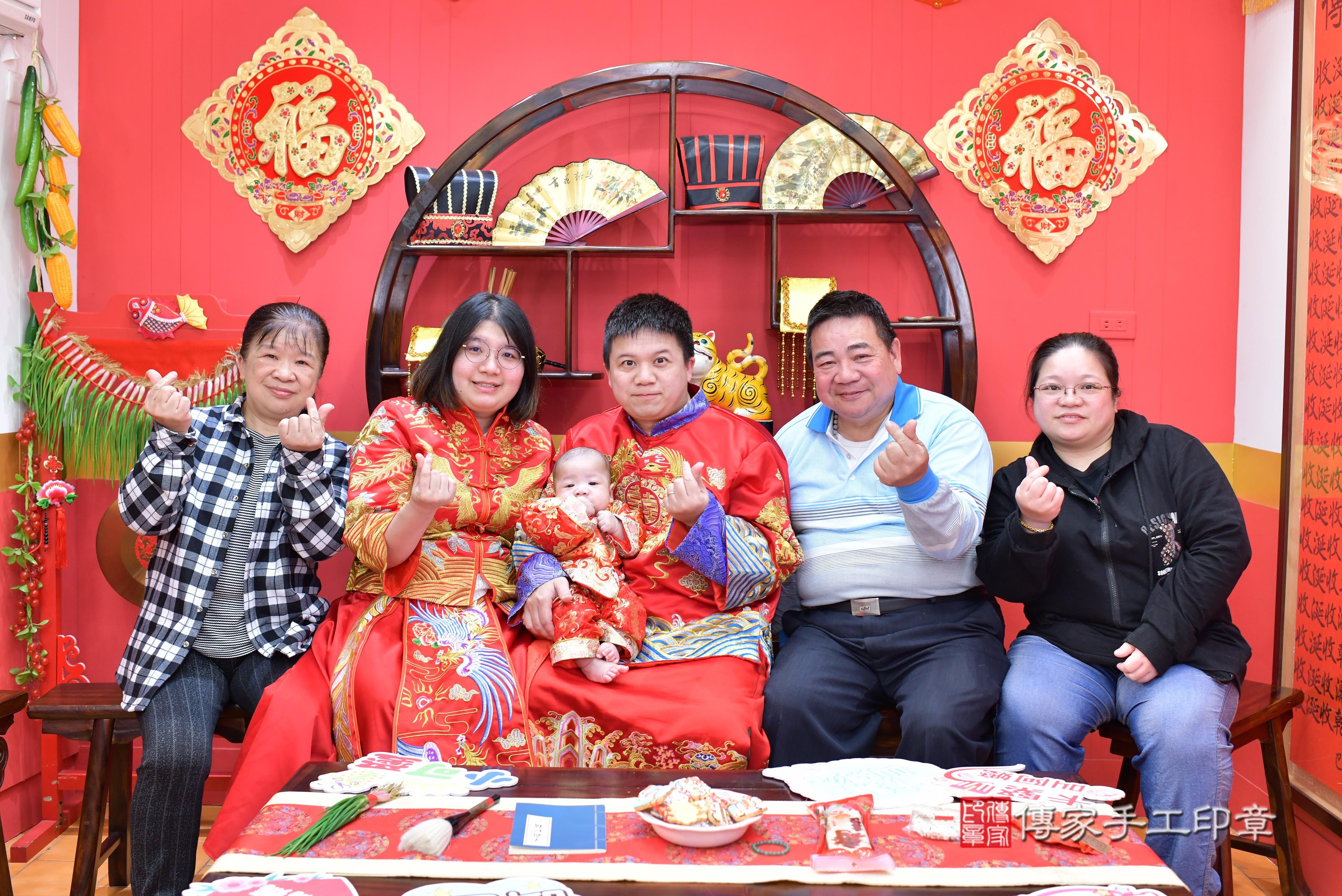 傳家手工印章桃園店、抓周、度脺、中國風會場、傳家嬰兒古禮、吉祥話、抓周道具物品24種、拍照。抓周證書。寶寶抓周、滿周歲、生日快樂、祝福