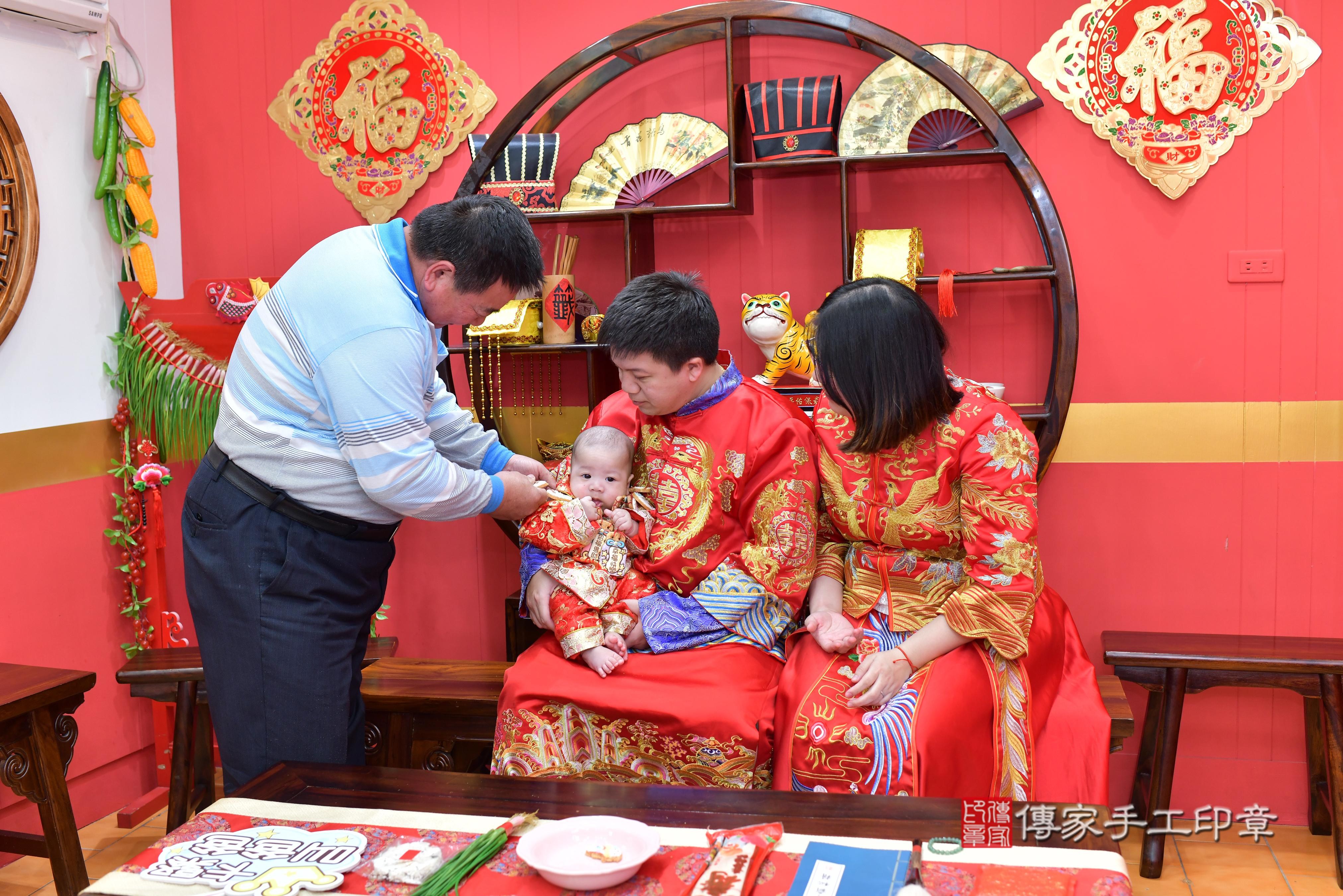 傳家手工印章桃園店、抓周、度脺、中國風會場、傳家嬰兒古禮、吉祥話、抓周道具物品24種、拍照。抓周證書。寶寶抓周、滿周歲、生日快樂、祝福
