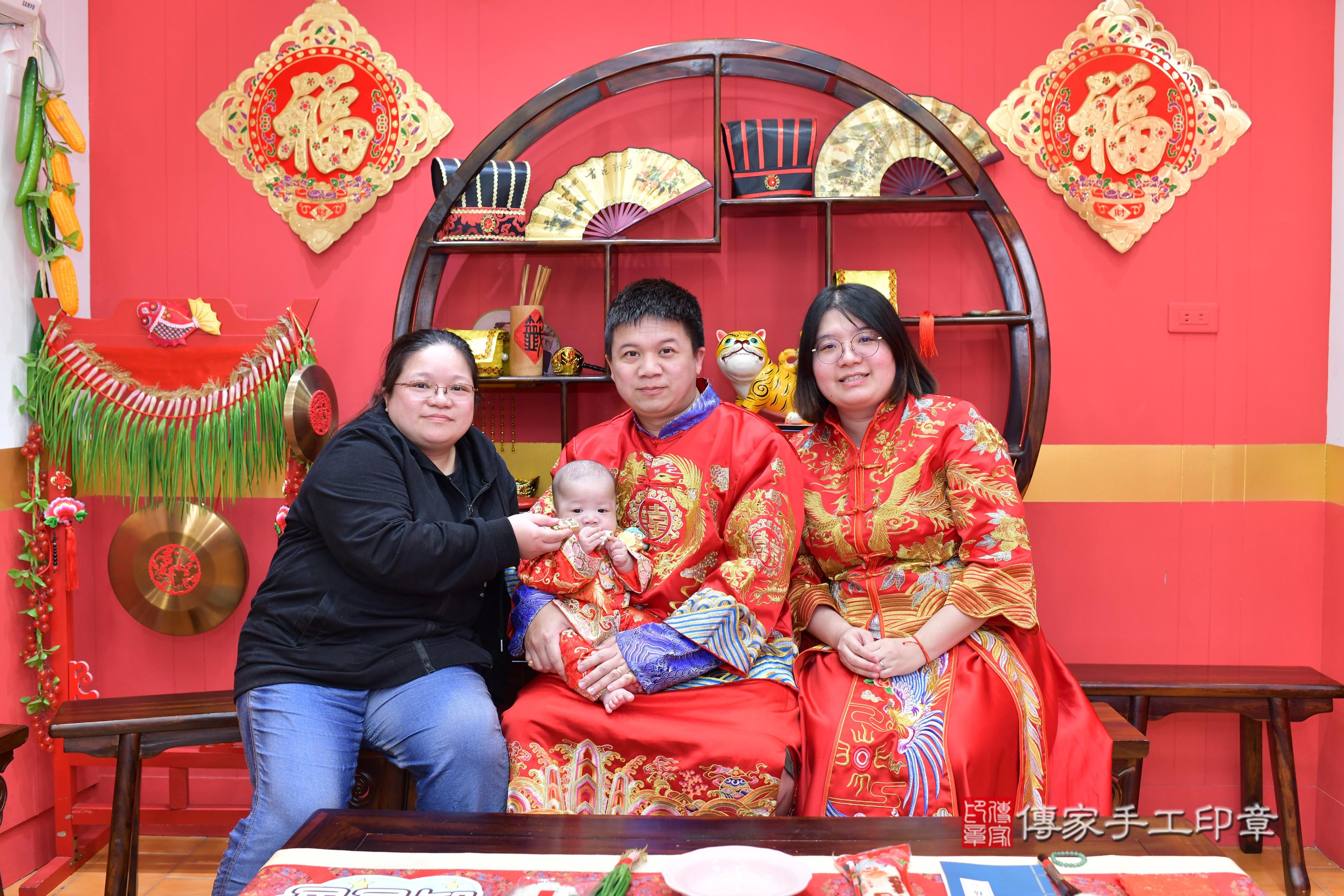 傳家手工印章桃園店、抓周、度脺、中國風會場、傳家嬰兒古禮、吉祥話、抓周道具物品24種、拍照。抓周證書。寶寶抓周、滿周歲、生日快樂、祝福