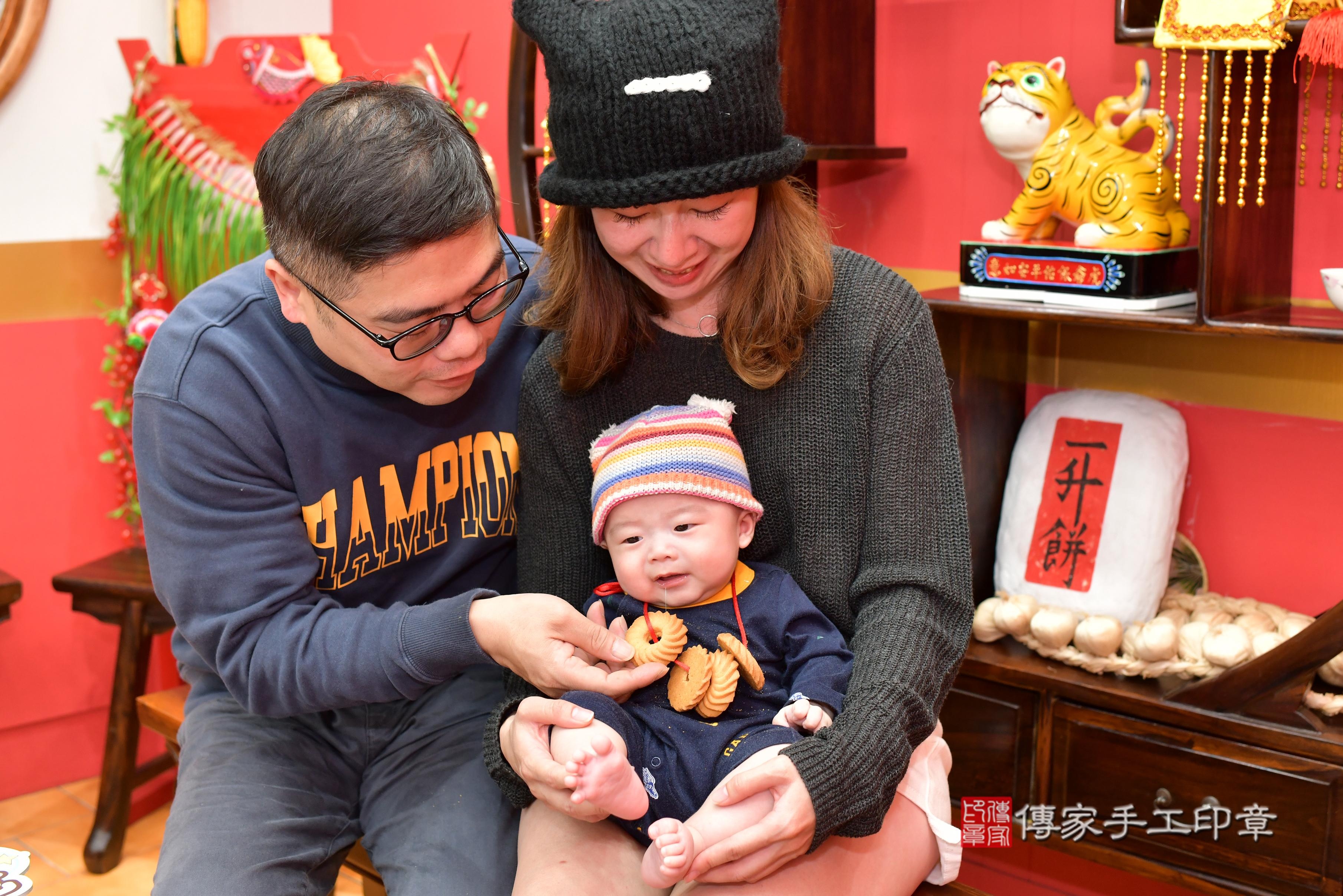 傳家手工印章桃園店、抓周、度脺、中國風會場、傳家嬰兒古禮、吉祥話、抓周道具物品24種、拍照。抓周證書。寶寶抓周、滿周歲、生日快樂、祝福