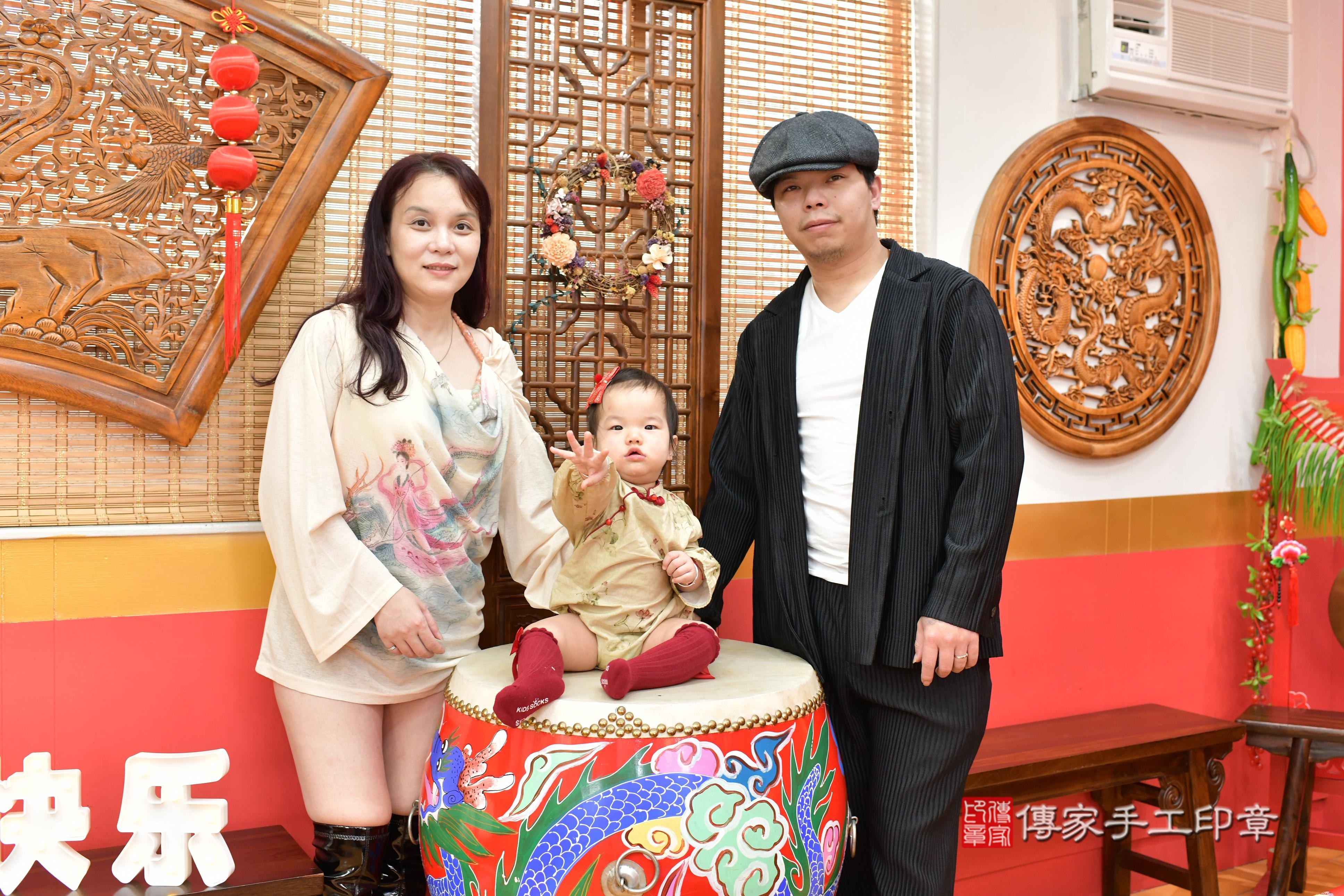 傳家手工印章桃園店、抓周、度脺、中國風會場、傳家嬰兒古禮、吉祥話、抓周道具物品24種、拍照。抓周證書。寶寶抓周、滿周歲、生日快樂、祝福