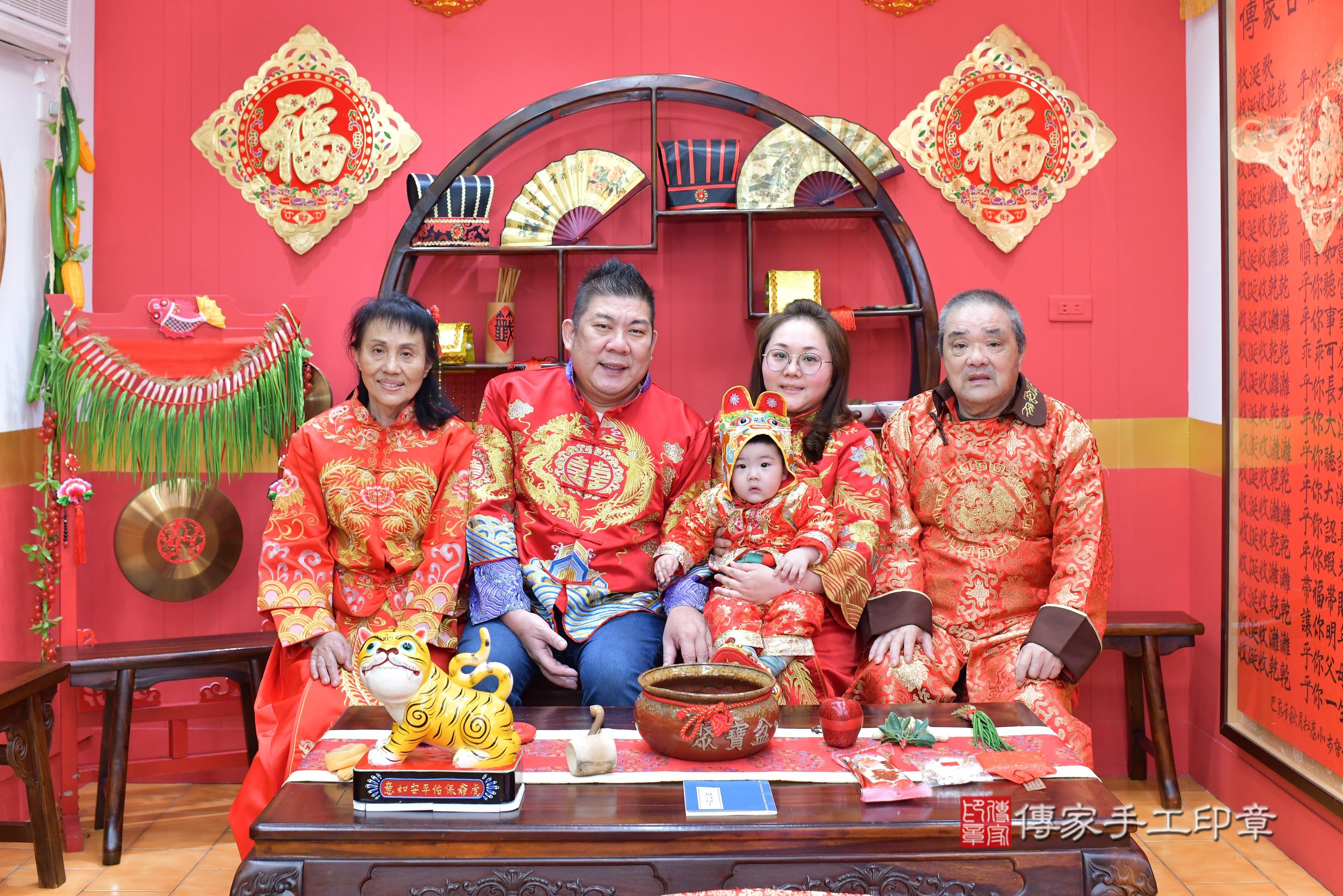 傳家手工印章桃園店、抓周、度脺、中國風會場、傳家嬰兒古禮、吉祥話、抓周道具物品24種、拍照。抓周證書。寶寶抓周、滿周歲、生日快樂、祝福