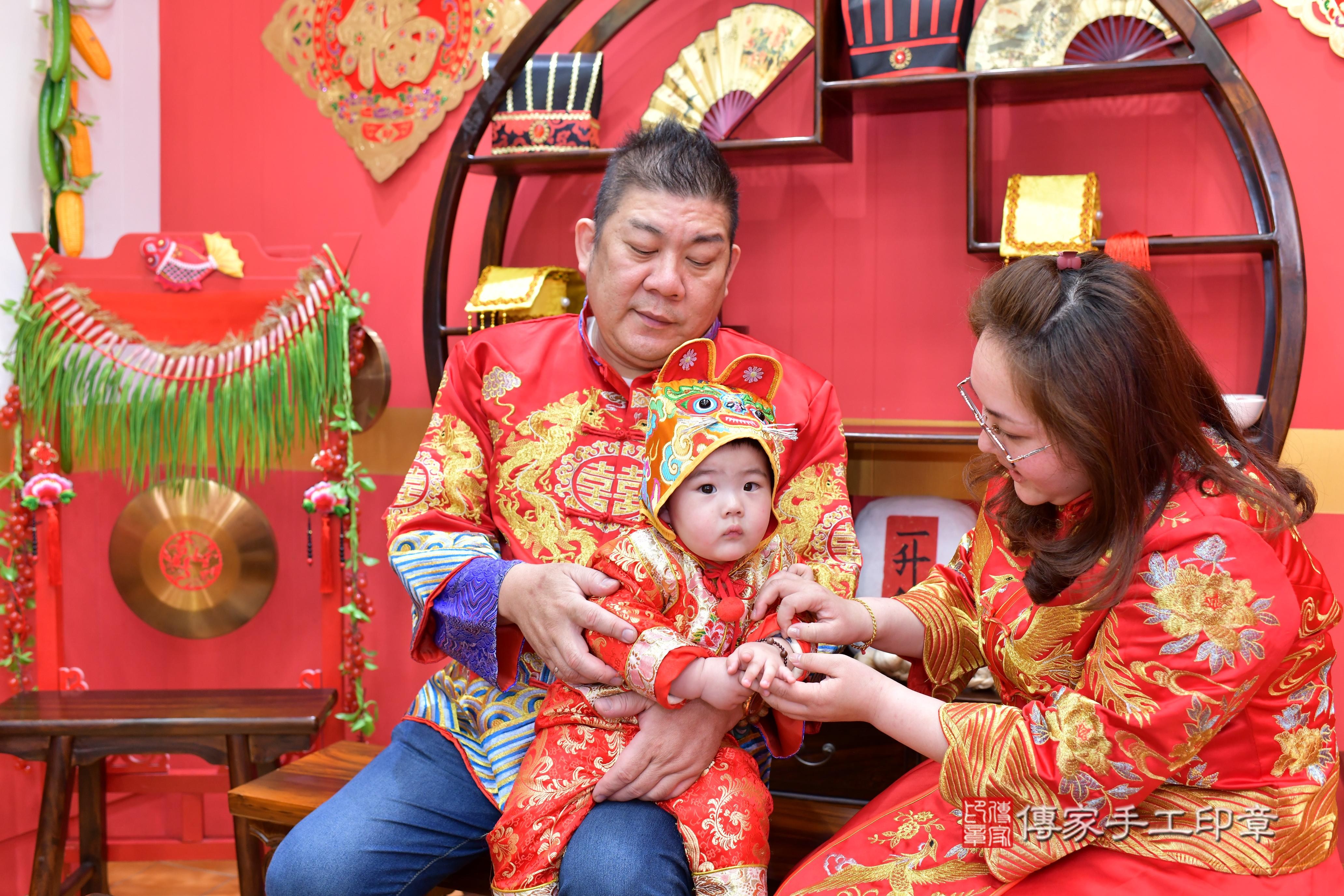 傳家手工印章桃園店、抓周、度脺、中國風會場、傳家嬰兒古禮、吉祥話、抓周道具物品24種、拍照。抓周證書。寶寶抓周、滿周歲、生日快樂、祝福