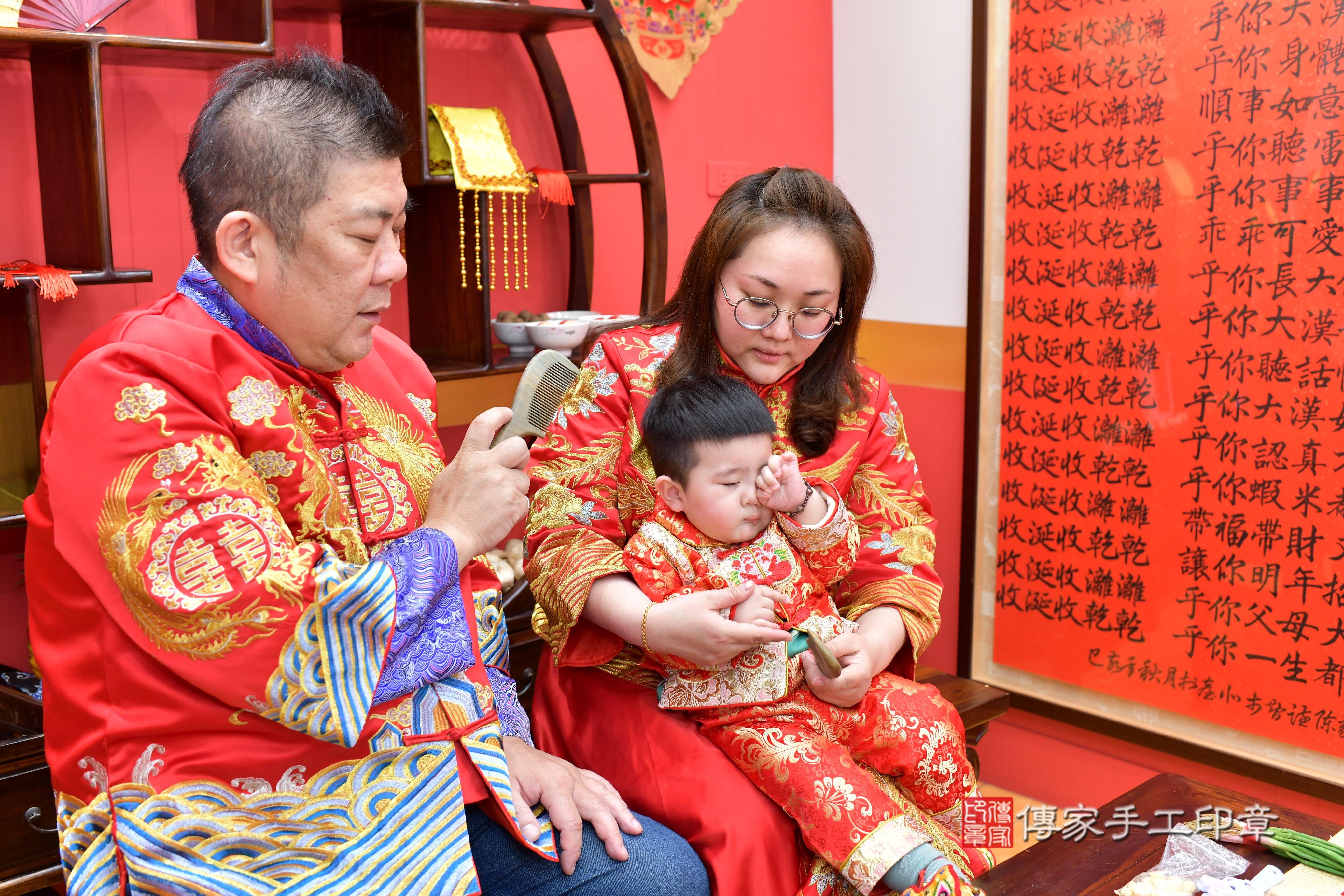 傳家手工印章桃園店、抓周、度脺、中國風會場、傳家嬰兒古禮、吉祥話、抓周道具物品24種、拍照。抓周證書。寶寶抓周、滿周歲、生日快樂、祝福