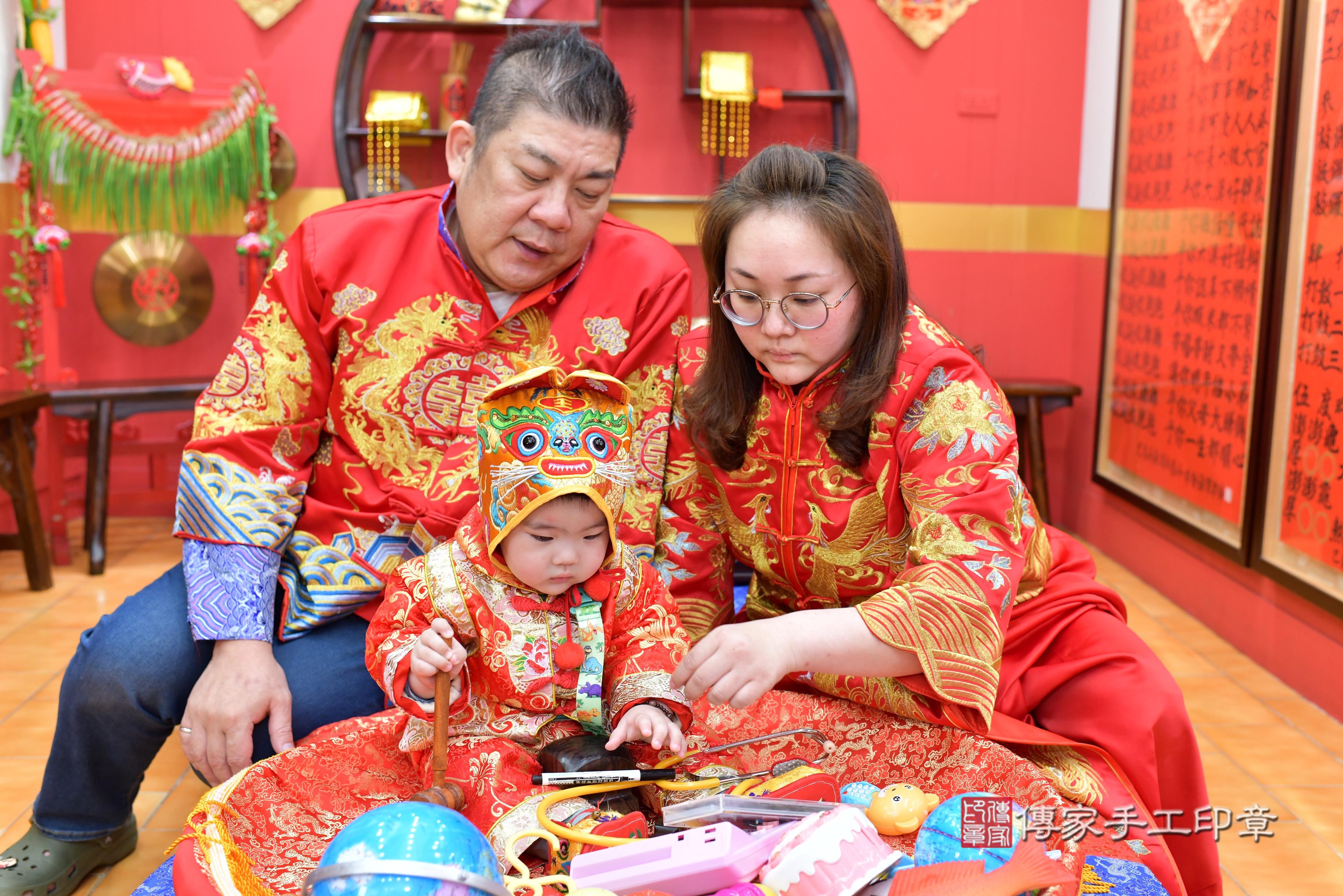 傳家手工印章桃園店、抓周、度脺、中國風會場、傳家嬰兒古禮、吉祥話、抓周道具物品24種、拍照。抓周證書。寶寶抓周、滿周歲、生日快樂、祝福