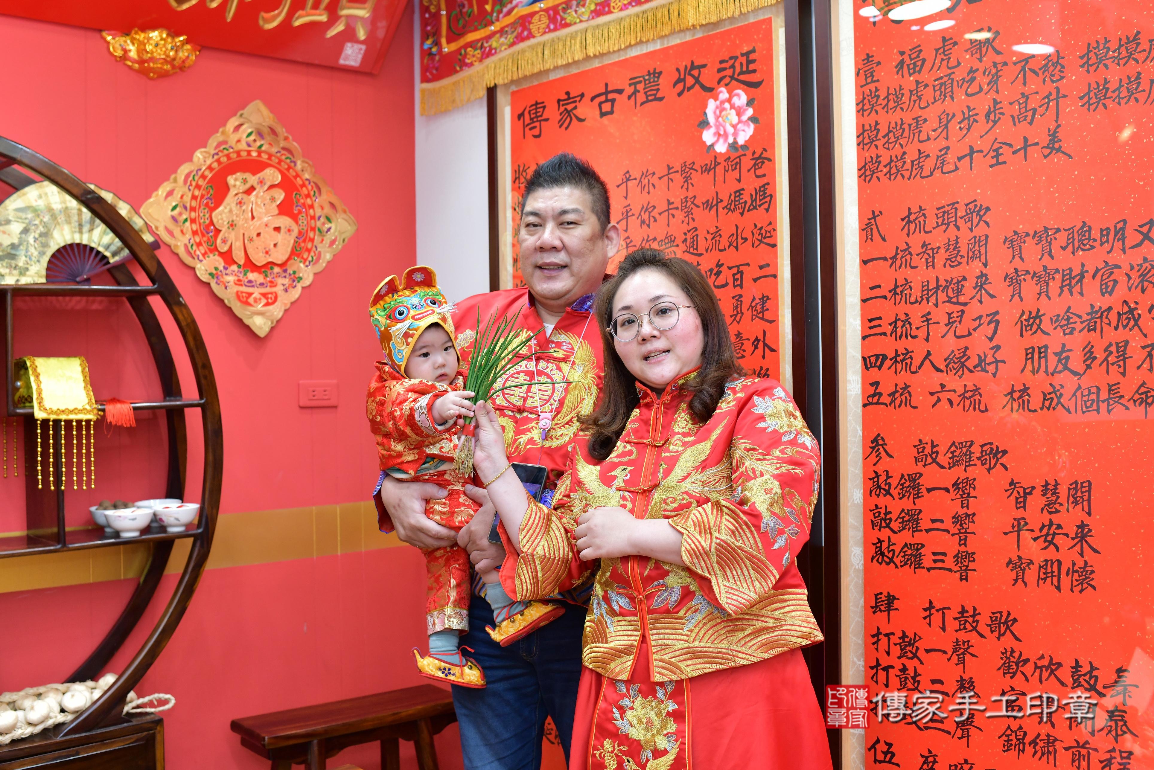 傳家手工印章桃園店、抓周、度脺、中國風會場、傳家嬰兒古禮、吉祥話、抓周道具物品24種、拍照。抓周證書。寶寶抓周、滿周歲、生日快樂、祝福