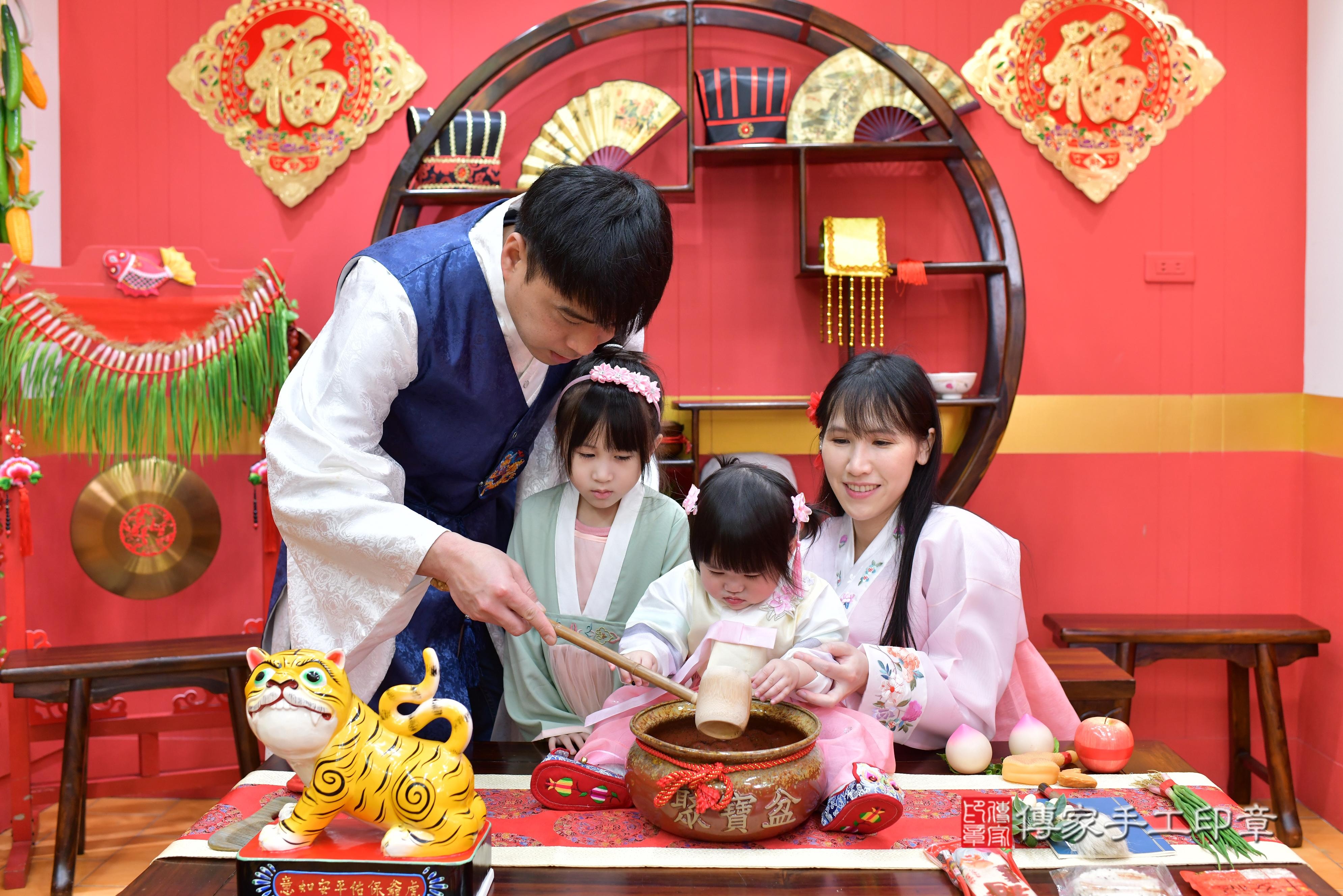 傳家手工印章桃園店、抓周、度脺、中國風會場、傳家嬰兒古禮、吉祥話、抓周道具物品24種、拍照。抓周證書。寶寶抓周、滿周歲、生日快樂、祝福