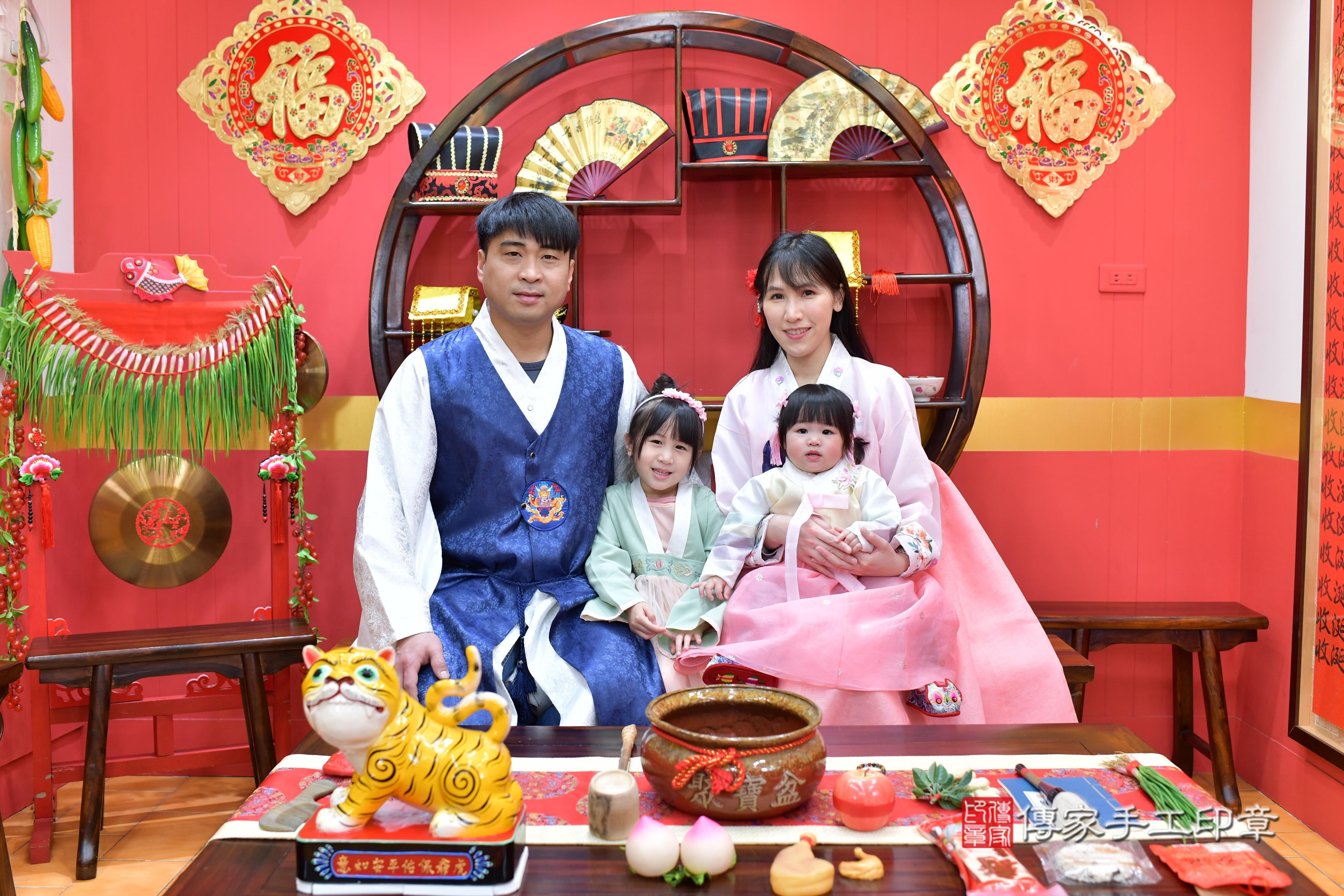 傳家手工印章桃園店、抓周、度脺、中國風會場、傳家嬰兒古禮、吉祥話、抓周道具物品24種、拍照。抓周證書。寶寶抓周、滿周歲、生日快樂、祝福