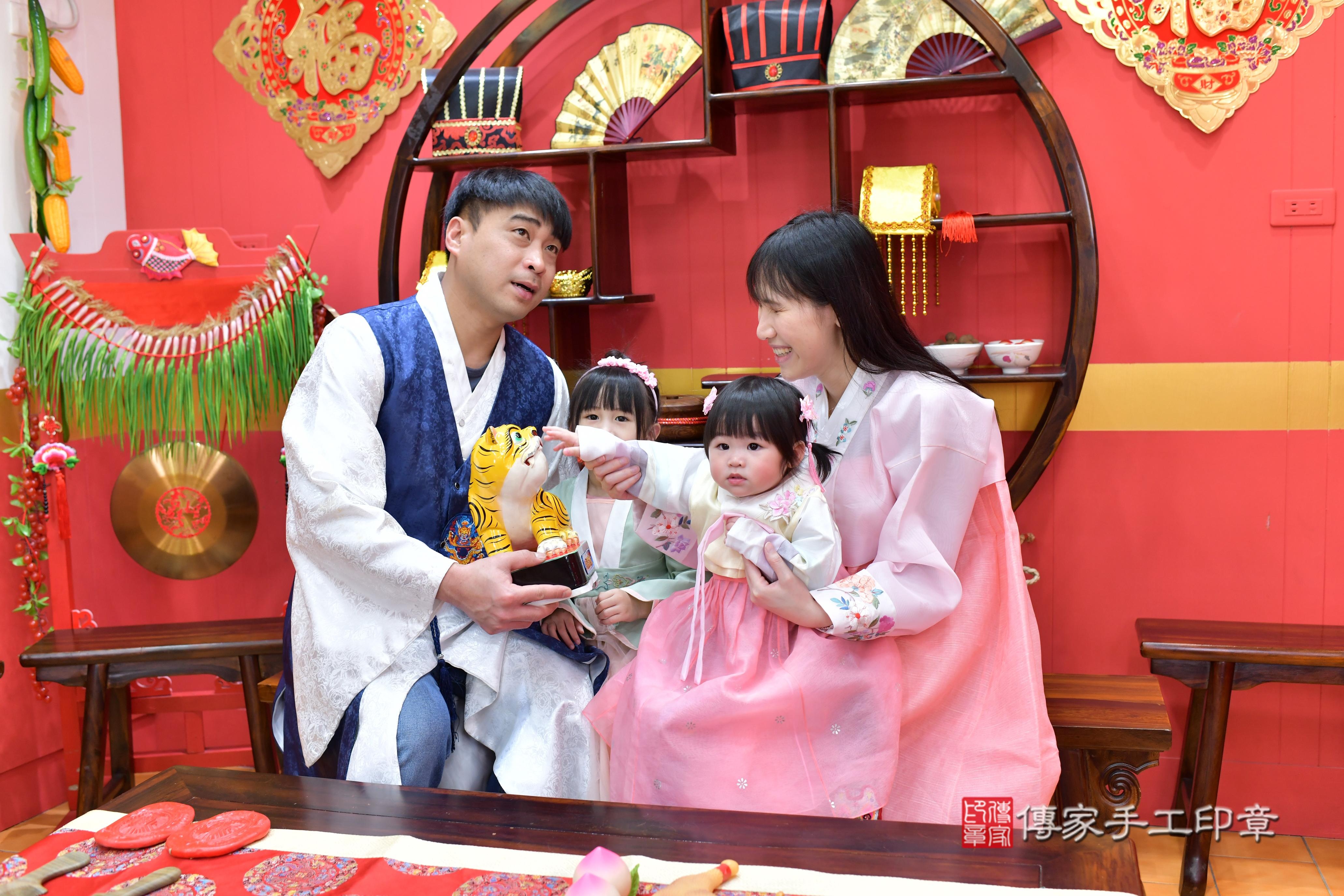 傳家手工印章桃園店、抓周、度脺、中國風會場、傳家嬰兒古禮、吉祥話、抓周道具物品24種、拍照。抓周證書。寶寶抓周、滿周歲、生日快樂、祝福