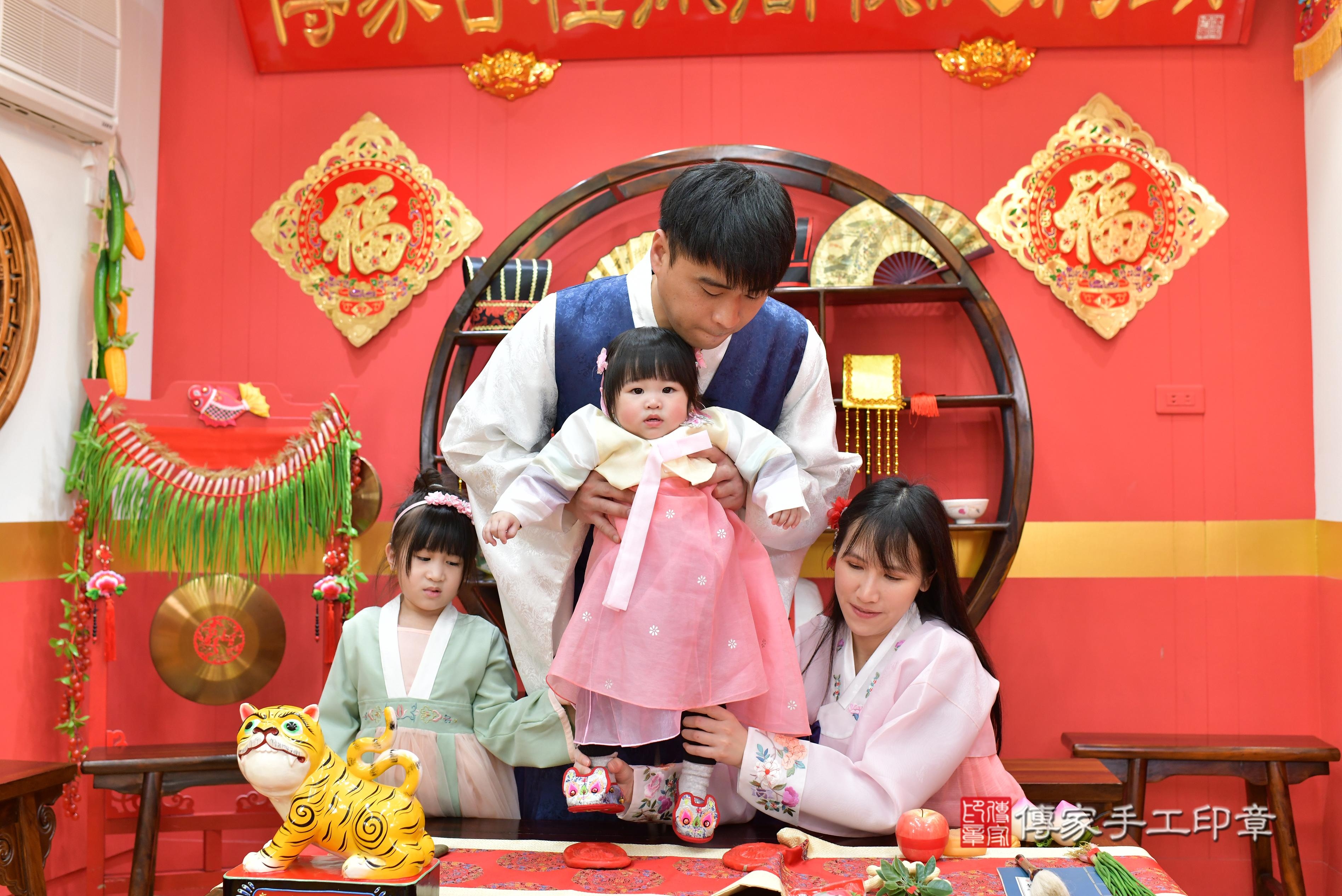 傳家手工印章桃園店、抓周、度脺、中國風會場、傳家嬰兒古禮、吉祥話、抓周道具物品24種、拍照。抓周證書。寶寶抓周、滿周歲、生日快樂、祝福